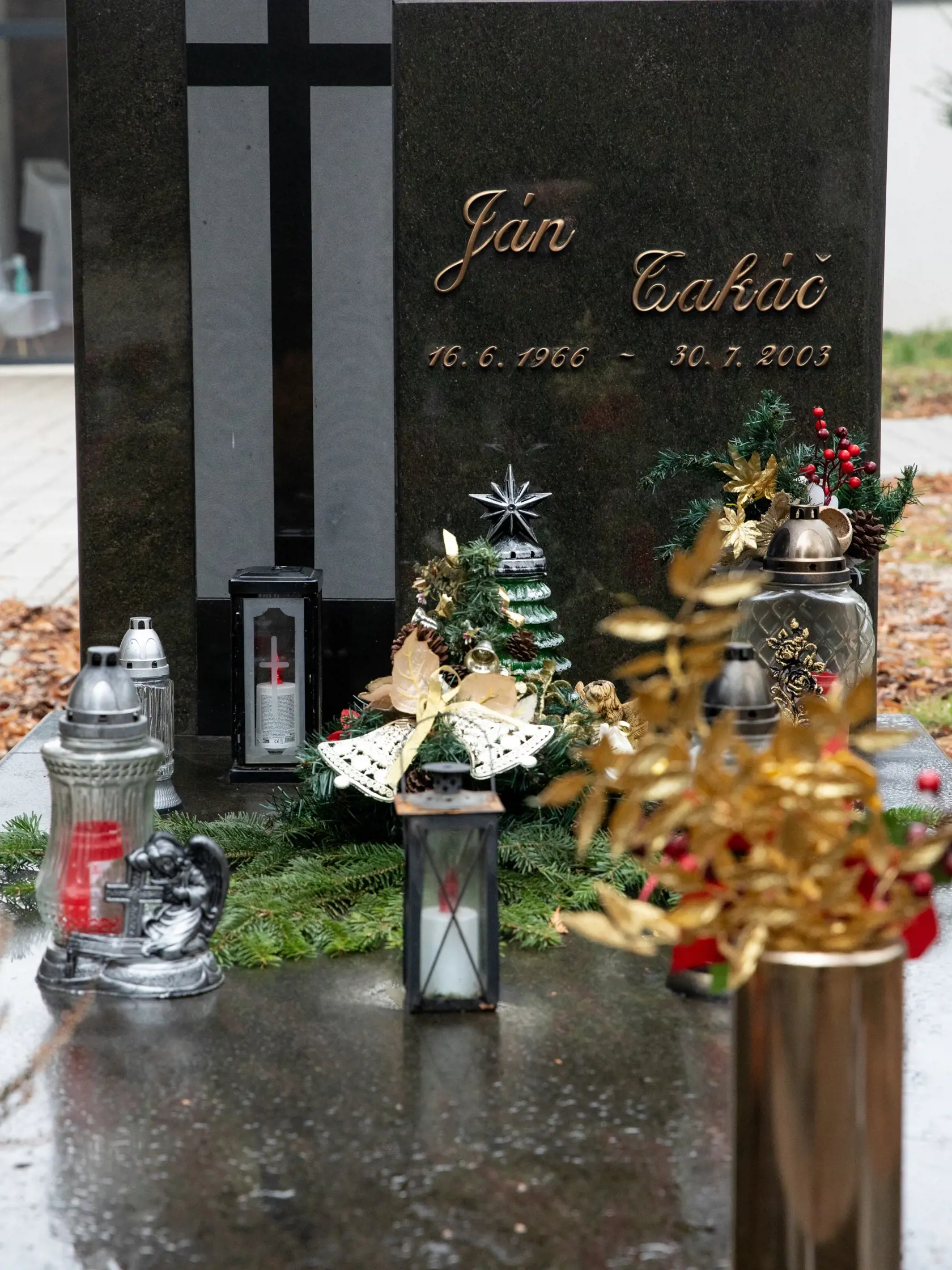 Hrob Jána Takáča. Ide o bossa skupiny, ktorá je známa aj ako "Takáčovci". Takáča zastrelili pri nastupovaní do auta koncom júla 2003 na Kramároch.