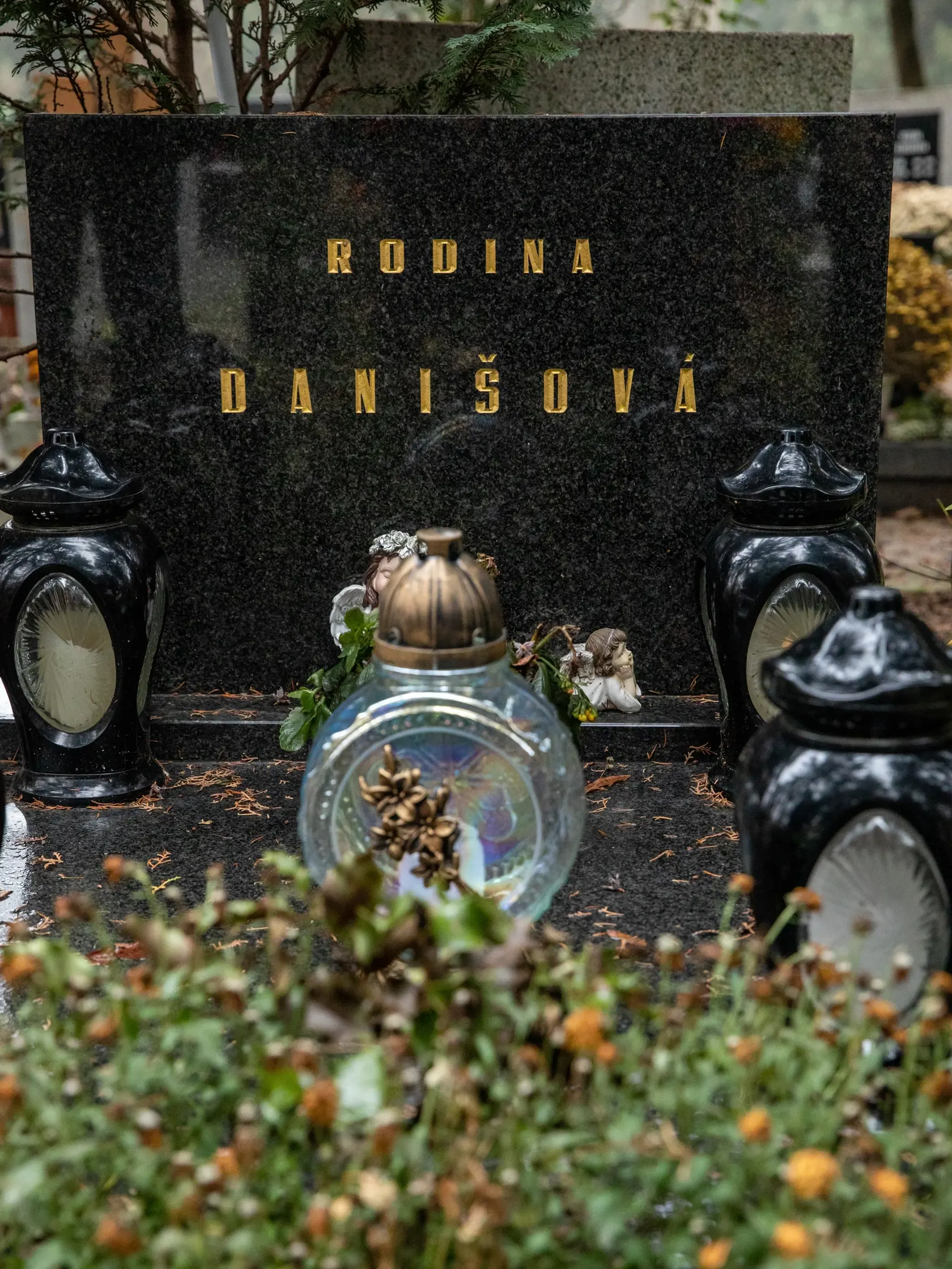 Miesto posledného odpočinku bratislavského mafiána Vladimíra Daniša, známeho ako "Tuti" a jeho brata Jozefa, prezývaného Papas.