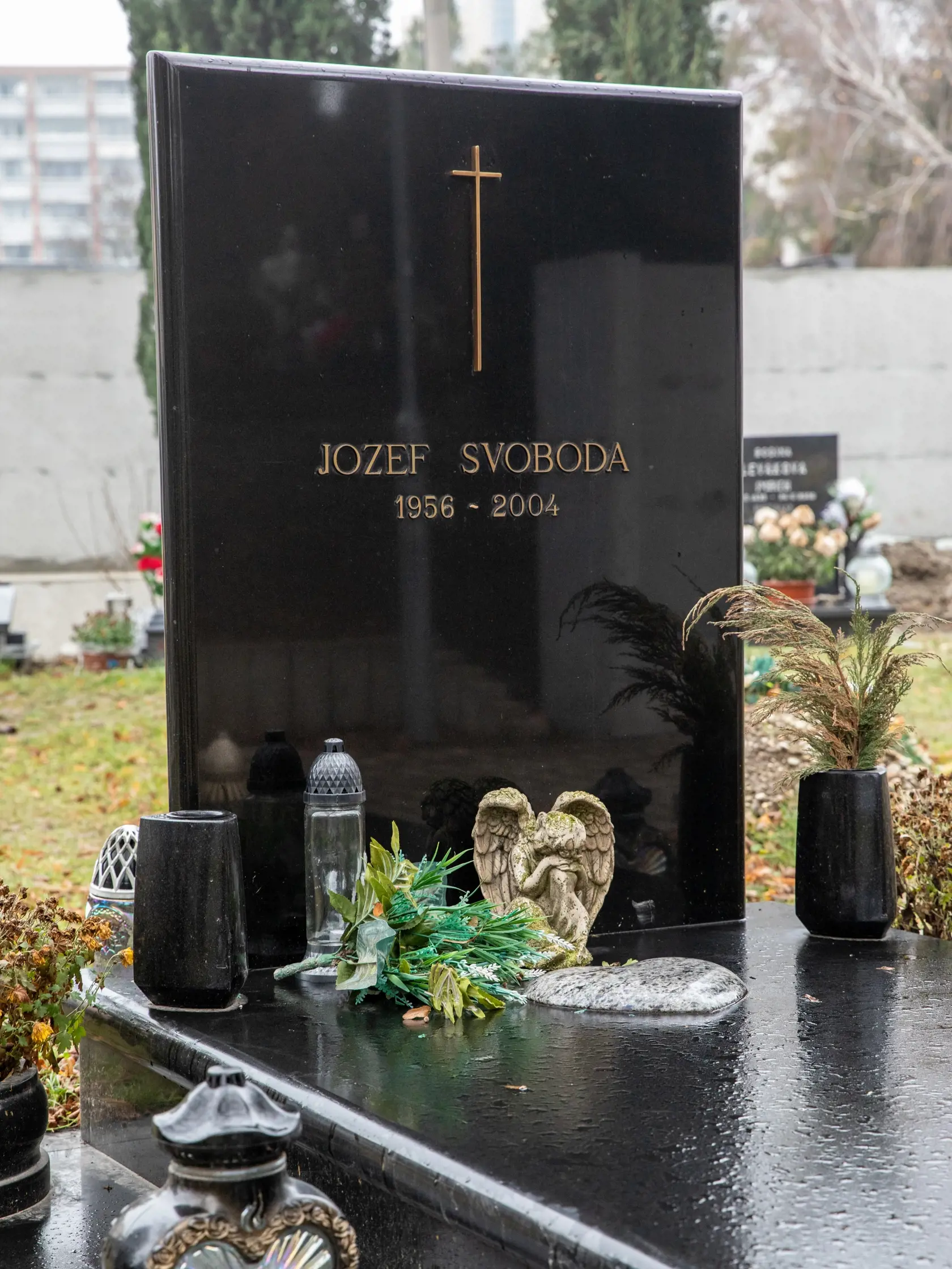 Svoju "kariéru" začínal ako vyhadzovač, no vypracoval sa na jedného z najsilnejších mužov bratislavského podsvetia a silného predstaviteľa bielych golierov. Prezývku dostal podľa zlomeného ucha.