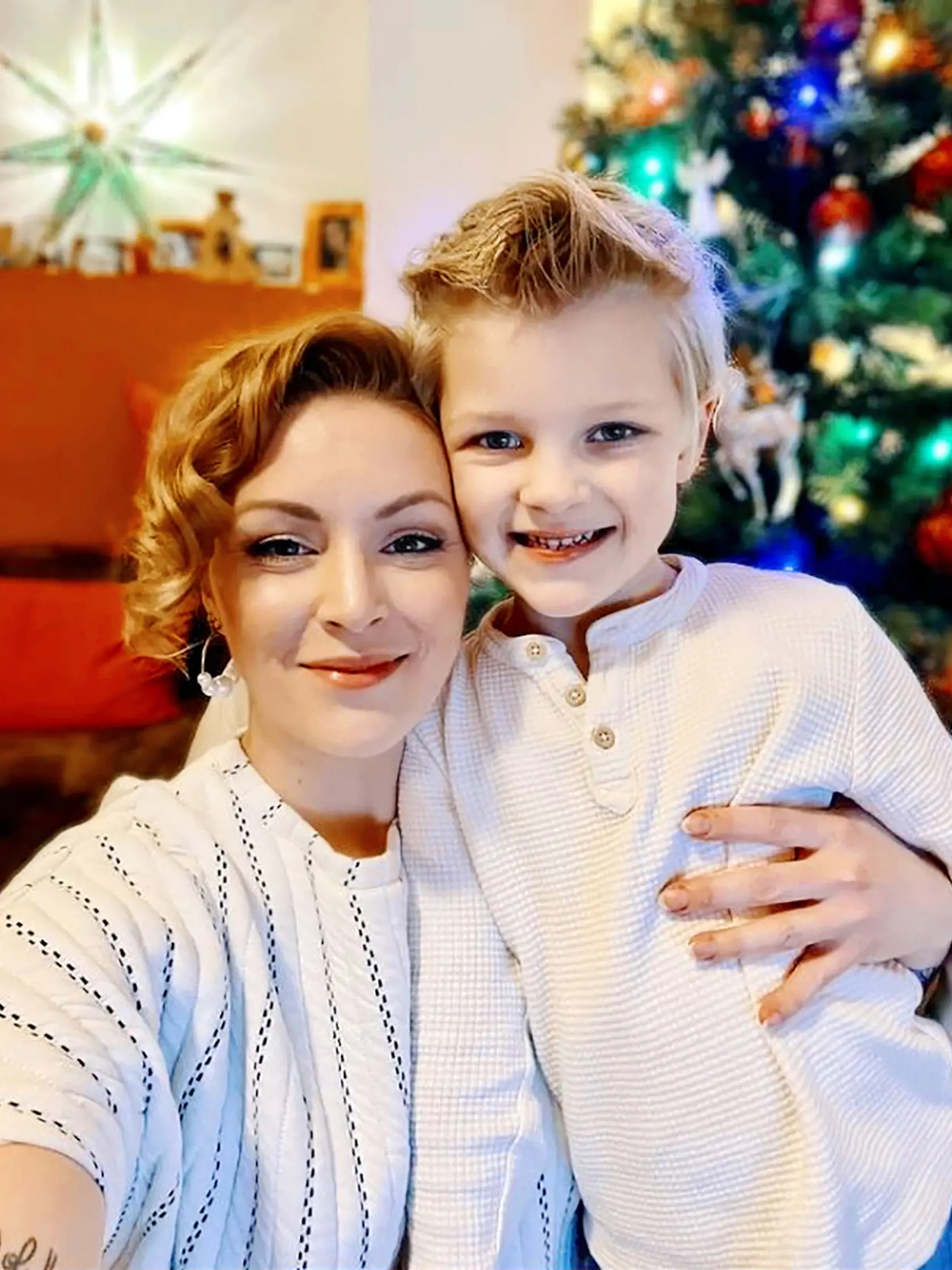 Syna vychováva sama. Jej päťročného syna Gabriela zaujali polodrahokamy.