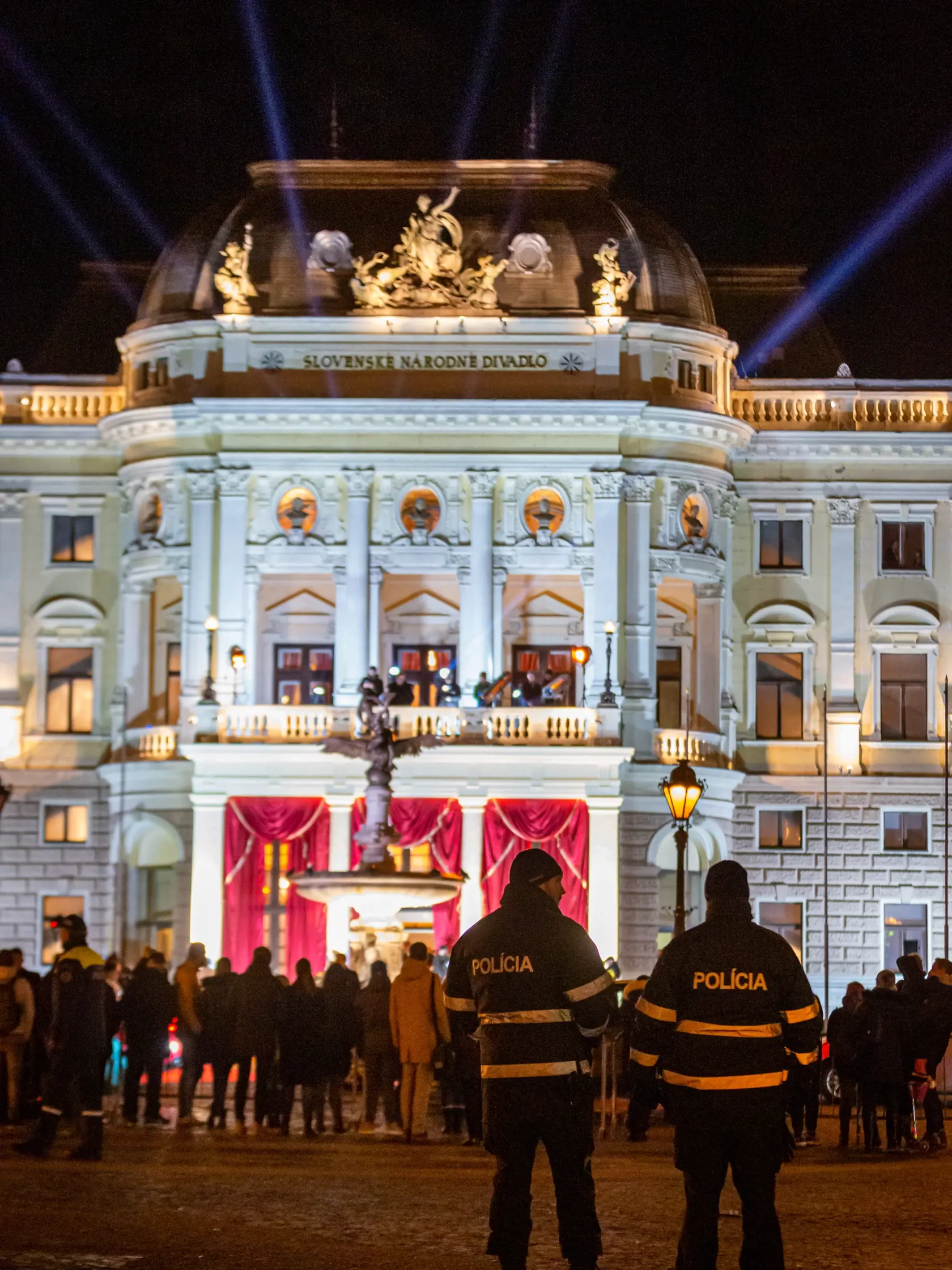 Na snímke historická budova SND v ktorej sa konal jubilejný 20. ročník Plesu v opere. O poriadok v okolí sa starala polícia.