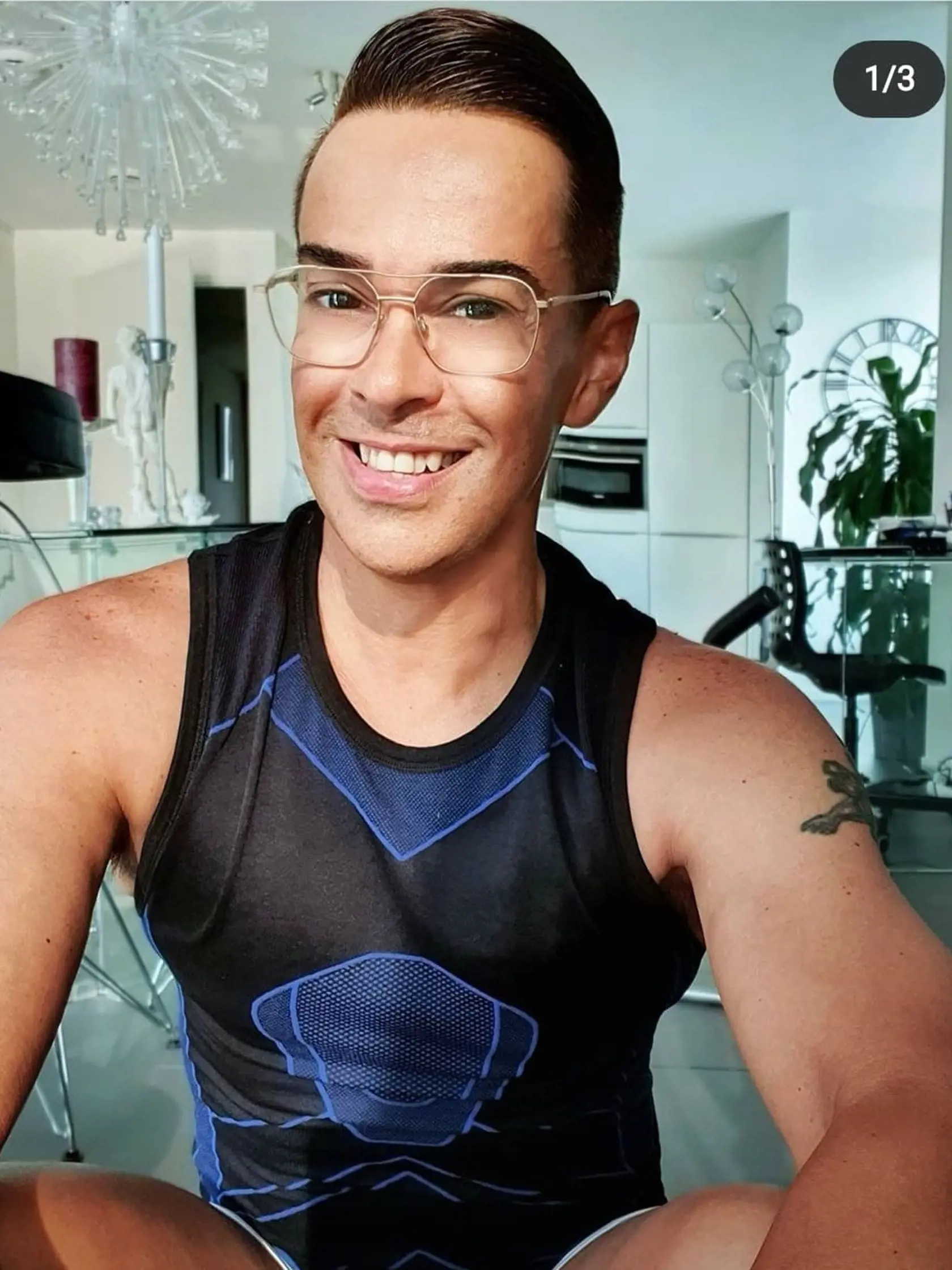 Na snímke je influencer Edson Brandao.