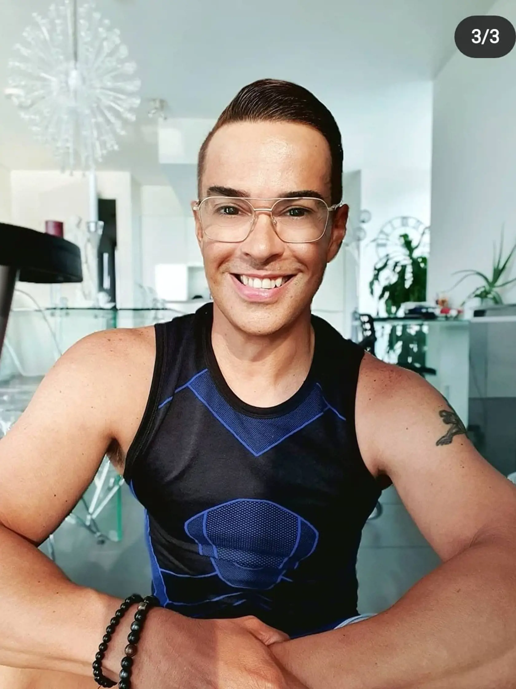 Na snímke je influencer Edson Brandao.