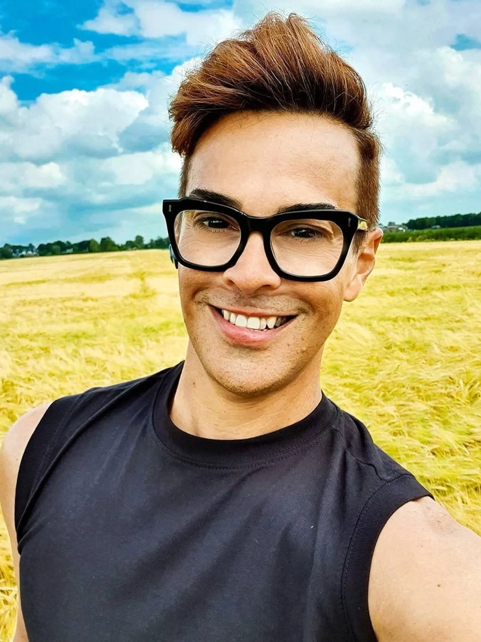 Na snímke je influencer Edson Brandao.