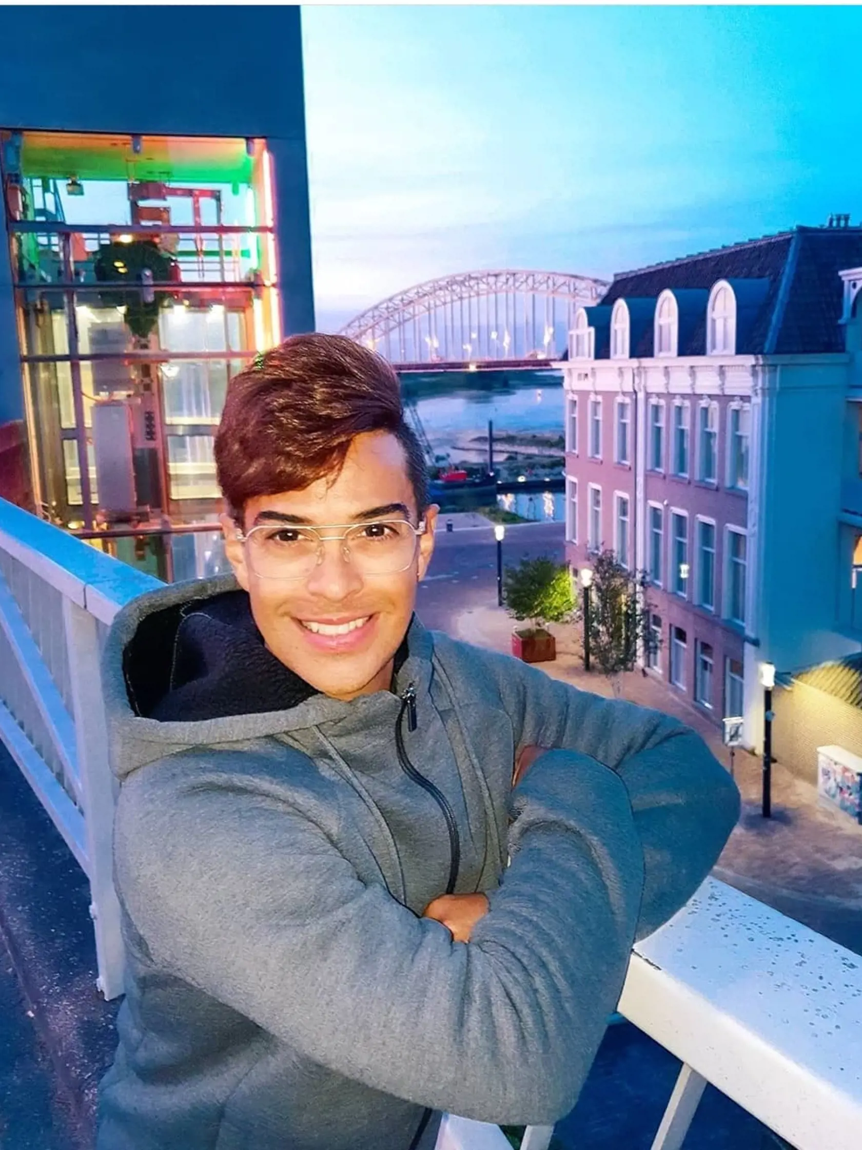 Na snímke je influencer Edson Brandao.