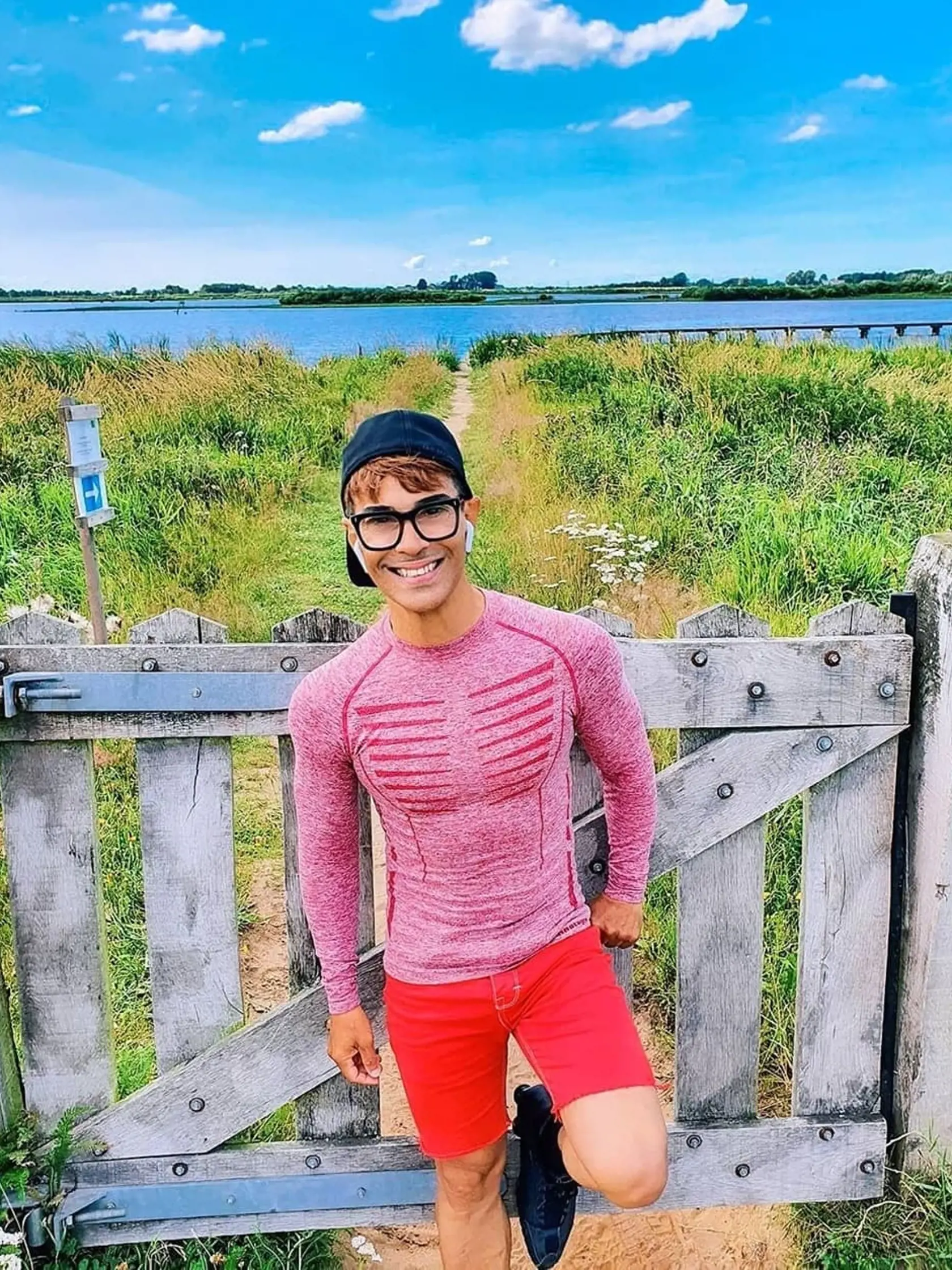 Na snímke je influencer Edson Brandao.