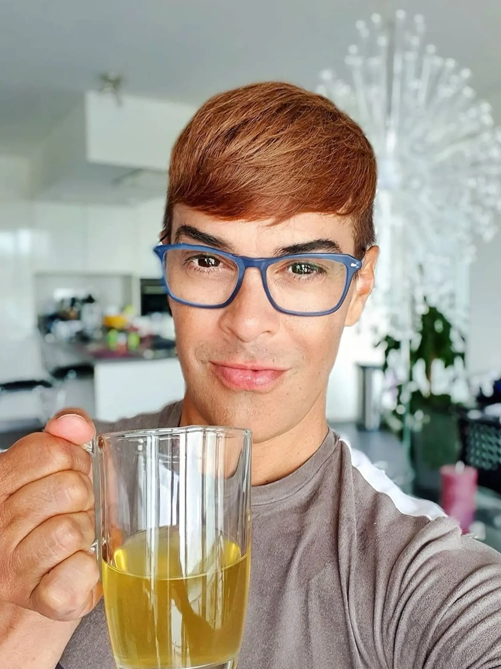 Na snímke je influencer Edson Brandao.