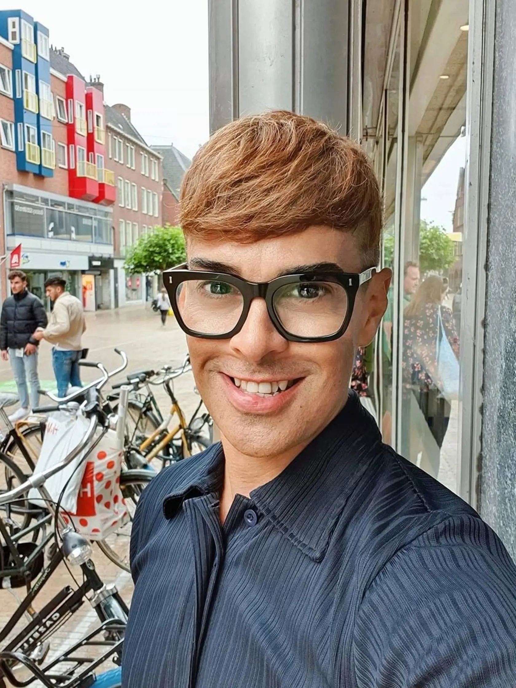 Na snímke je influencer Edson Brandao.
