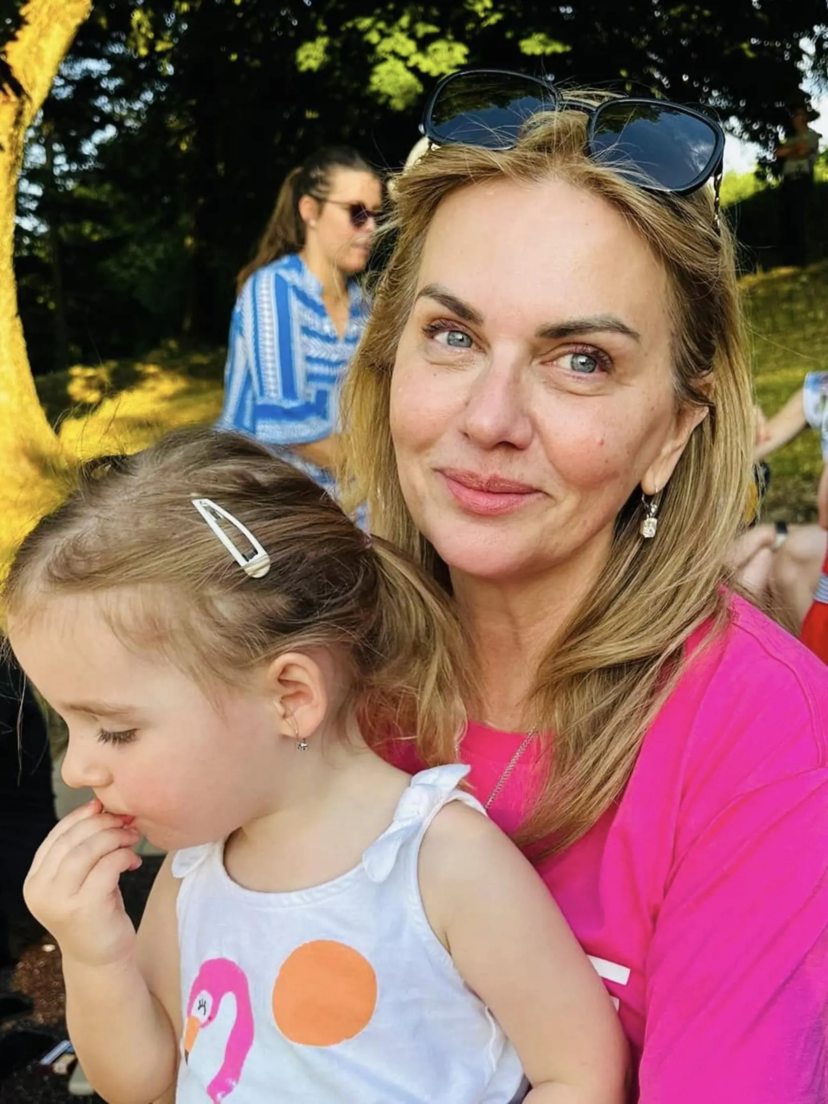 Europoslankyňa a známa tvár Smeru-SD Monika Beňová (55) zažiarila v elegantnom modeli z dielne známeho módneho domu počas slávnostného obradu, kedy sa stala hrdou krstnou maminou.