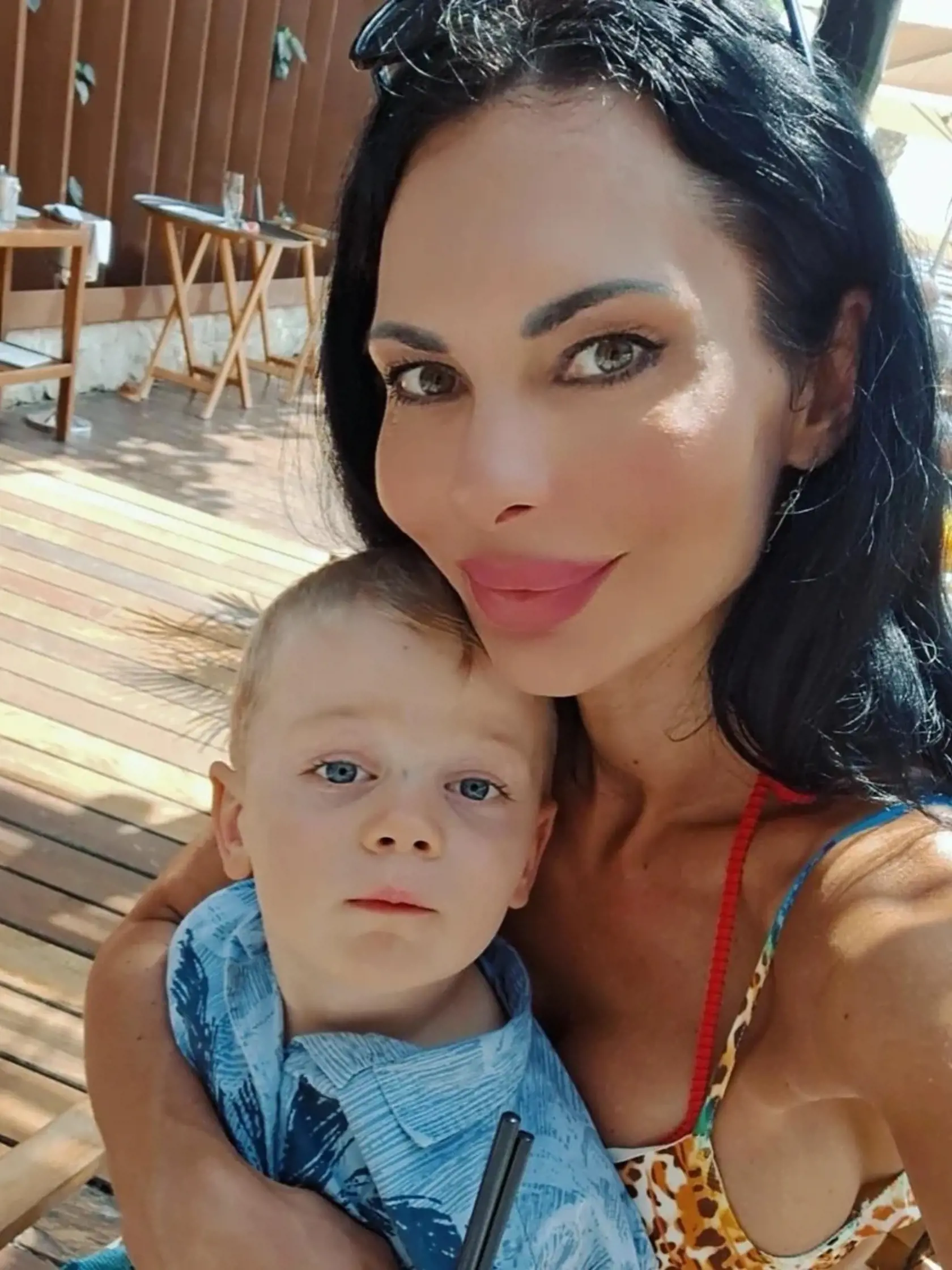 Sexi mamina Mirka Jakubisová sa aktuálne pochválila fotkami z exotického Dubaja, kde odletela spolu so synom Markusom (3), dvomi dcérami z predchádzajúceho vzťahu, a spoločnosť im robil aj predseda parlamentu Kollár.