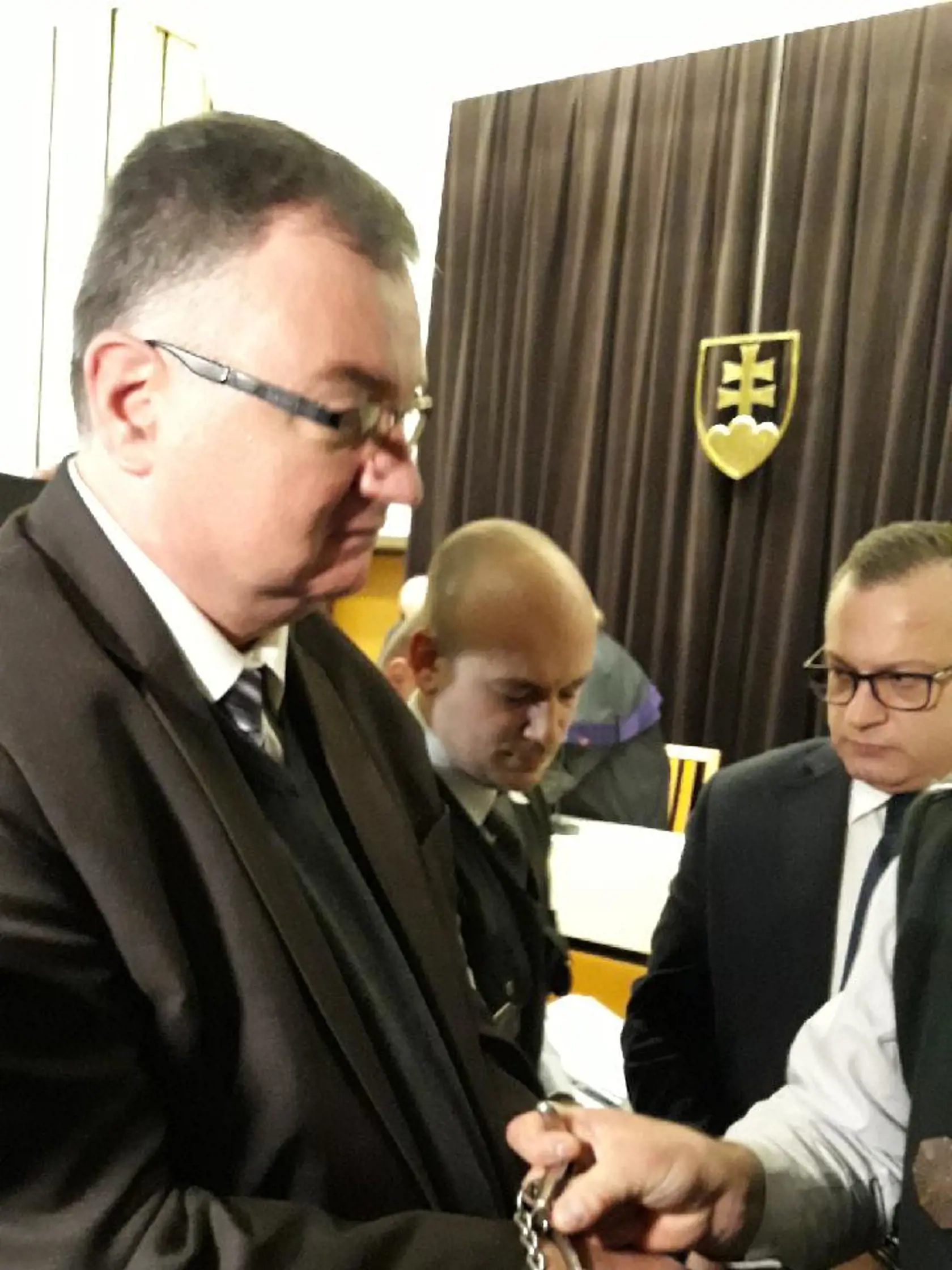 Bývalý generálny riaditeľ spoločnosti Tipos Ján B. (vľavo) a bývalý šéf IT Miloš P. (vpravo) pôjdu do väzby. Rozhodol o tom vo štvrtok trojčlenný senát Najvyššieho súdu (NS) SR. Na svojom verejnom zasadnutí tak vyhovel sťažnosti prokurátora Úradu špeciálnej prokuratúry (ÚŠP) voči rozhodnutiu Špecializovaného trestného súdu (ŠTS) v Pezinku, ktorý oboch v piatok 29. novembra nezobral do väzby. V Bratislave 5. decembra 2019. EASYFOTO TASR - Ivan Kríž