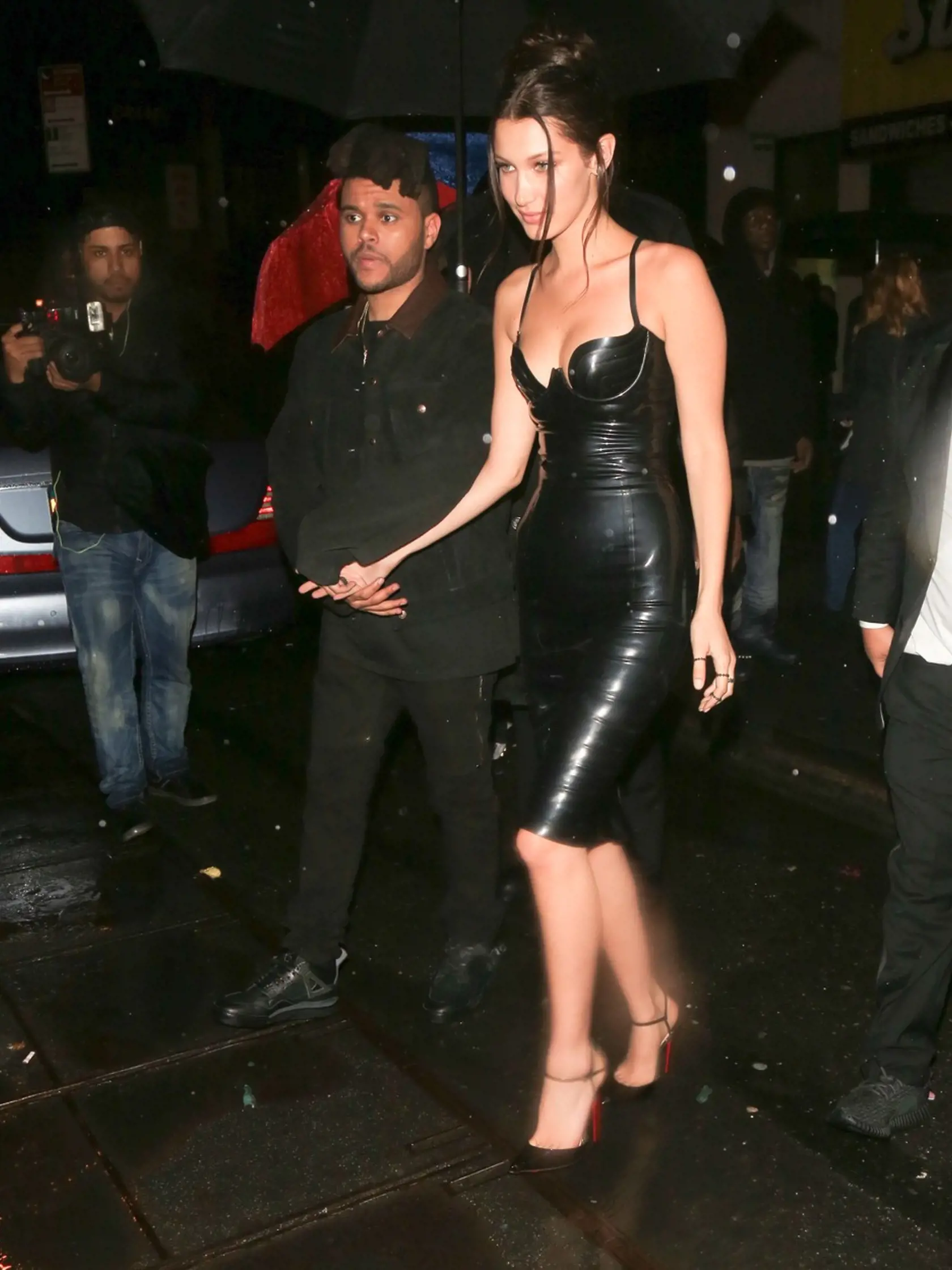 Bella Hadid si na udalosť Met Gala obliekla kožené minišaty.