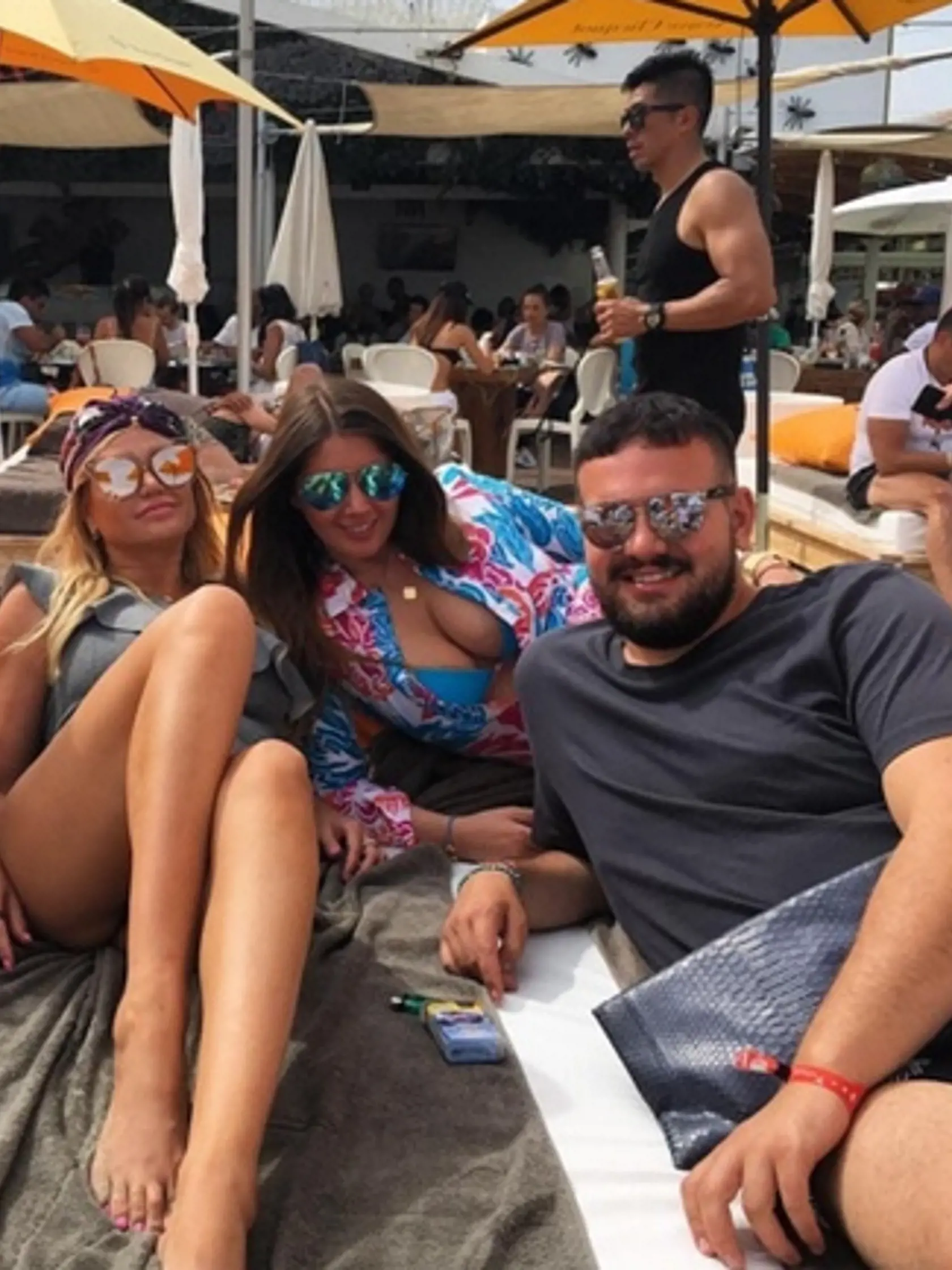 Keď si lekárka Alena Pallová vyrazila na dovolenku na slnečnú Ibizu v spoločnosti Evy Rezešovej Džodlovej, zrejme ani netušila, aký trapas sa jej podarí vyrobiť. Na niektorých fotkách, na ktorých je Pallová v poriadne dobrej nálade sa totiž natoľko uvoľnila, že sa pozabudla správať ako dáma a všetkým tak ukázala svoj zarezaný rozkrok. 
