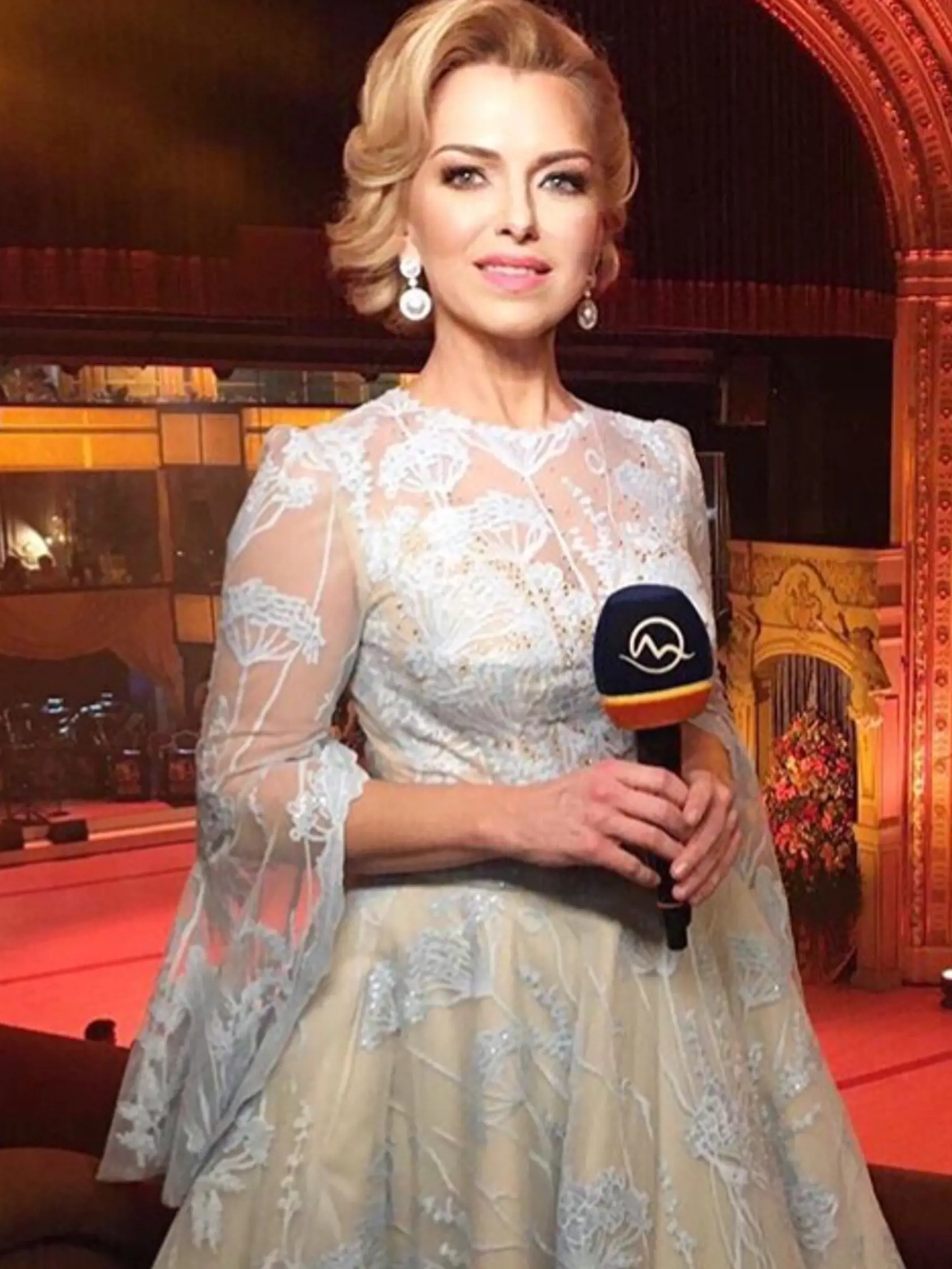 Zlatica si obliekla šaty z dielne módnej návrhárky Jany Pištejovej. A toto si na nej hneď každý všimol! Veď ona je krásna ako z rozprávky Ľadové kráľovstvo.