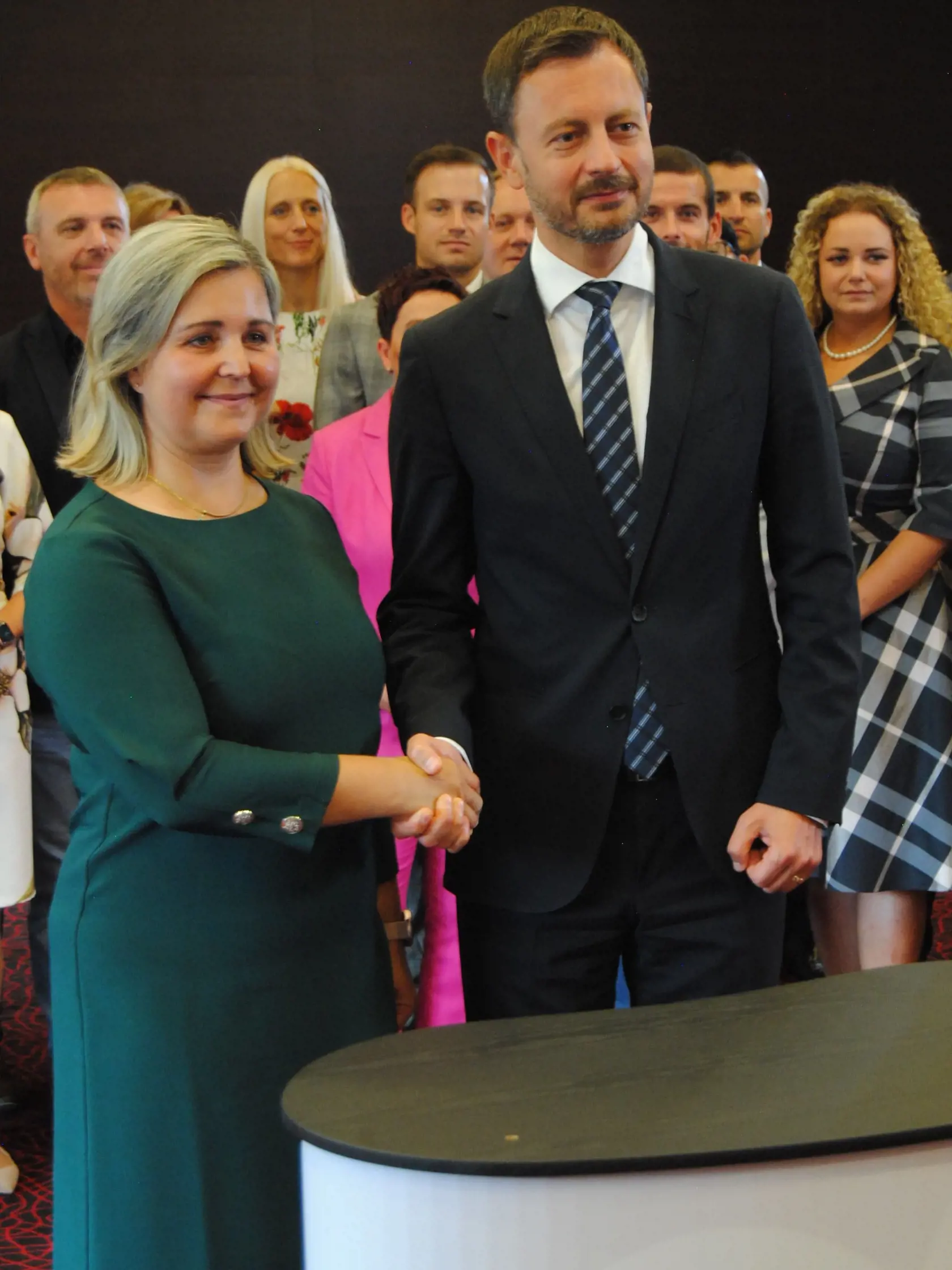 Na snímke predsedníčka Žilinského samosprávneho kraja (ŽSK) Erika Jurinová (vľavo), ktorá sa bude v jesenných voľbách do VÚC opätovne uchádzať o svoj post s podporou 11 politických strán, si podáva ruku s predsedom vlády SR Eduardom Hegerom.