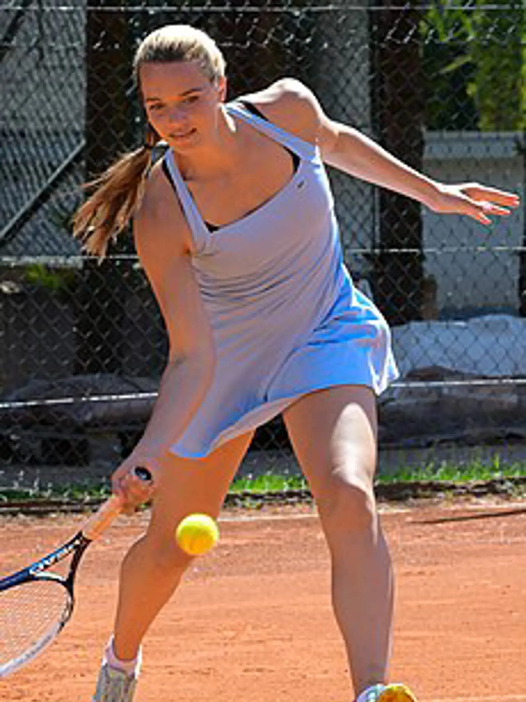 Poslankyňa za OĽaNO Romana Tabák sa športu dokonca venovala profesionálne. V roku 2008 sa prebojovala do semifinále juniorského turnaja v slávnom Wimbledone. Vo WTA rebríčku sa dostala najlepšie na 240. miesto. S tenisom musela skončiť kvôli zdravotným ťažkostiam.