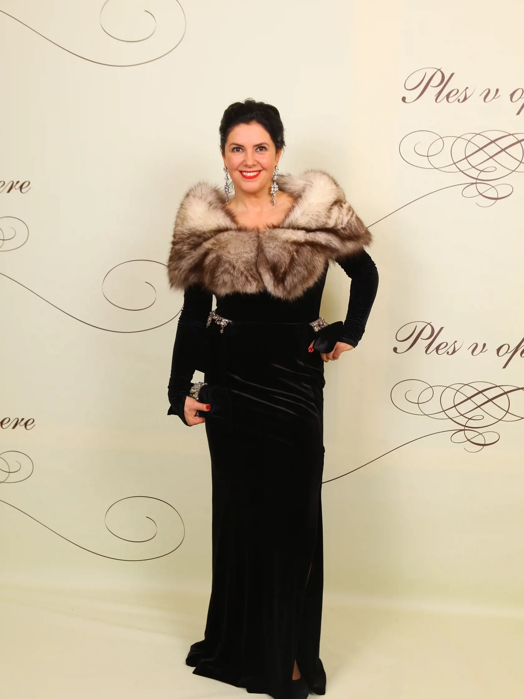 Rok 2015: Iveta Malachovská opäť nechýbala na Plese v opere. Moderátorka sa predviedla v zamatovej čiernej róbe, no tentokrát si dekolt zakrývala elegantnou kožušinkou. 