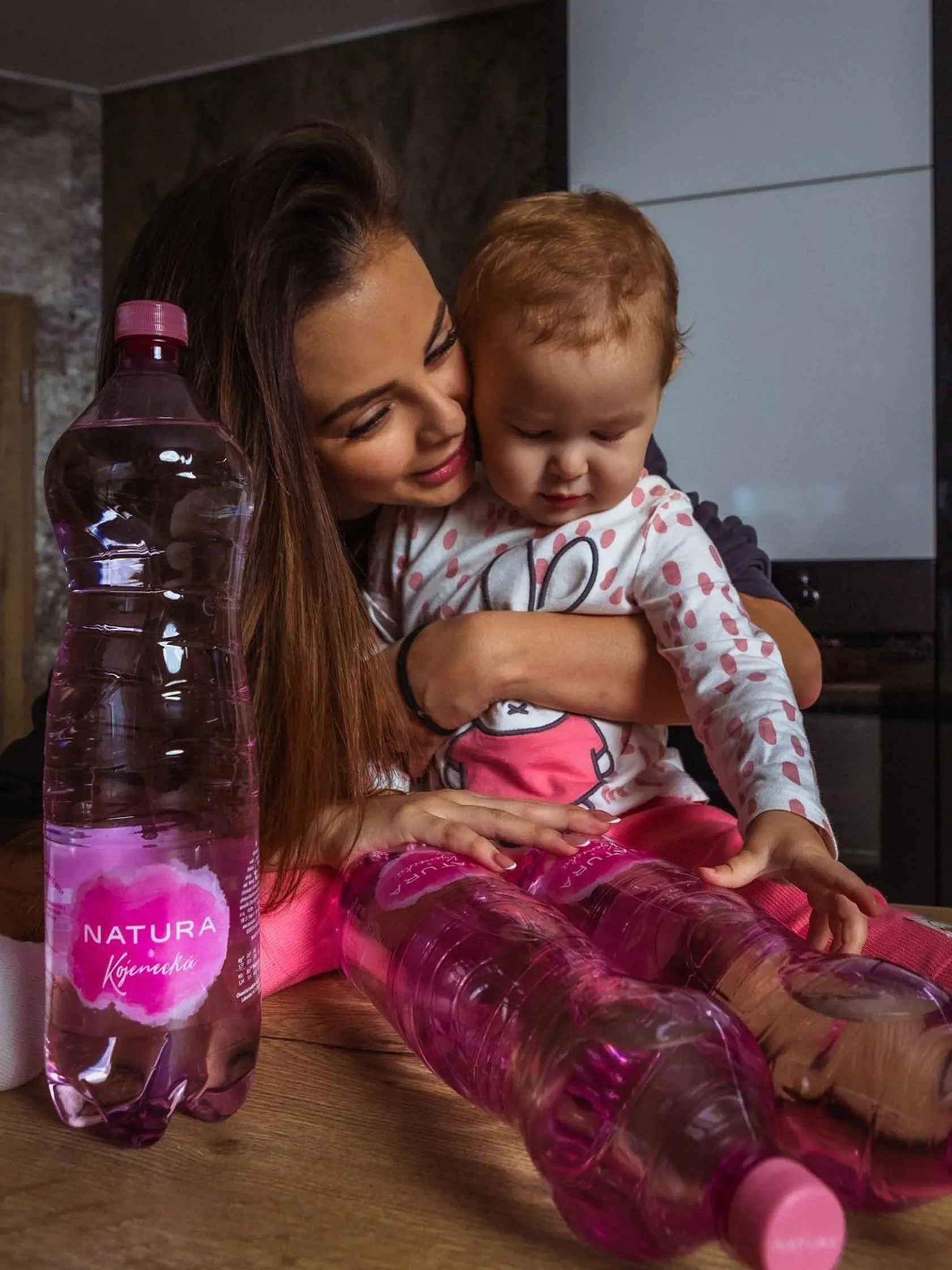 ,,Je to věc, která bolí a není jednoduché o ní mluvit. Nikdy pro mě nebylo nic víc, než láska a rodina. Přiznávám otevřeně, že potřebuji čas na to, se dát dohromady a proto jsem se rozhodla, že se teď na chvíli vypařím z internetového světa a budu se plně věnovat sobě a své Rumince, která je smysl mého života. Věřím, že na nás budete myslet a že mi to odpustíte.♥️ Vidíme se brzy...," odkazuje.
