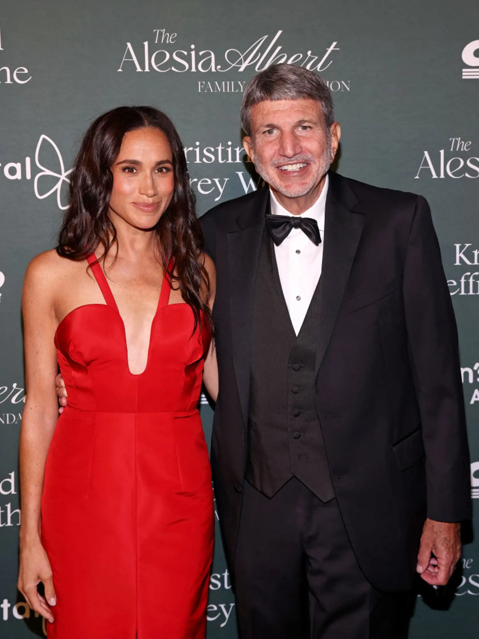 Meghan Markle počas galavečera pre detskú nemocnicu v Los Angeles nevyzerala, že by bez Harryho nejako trpela. Naopak, veľmi si svetlá reflektorov užívala. Žiarlila v červených šatách s mega dekoltom.