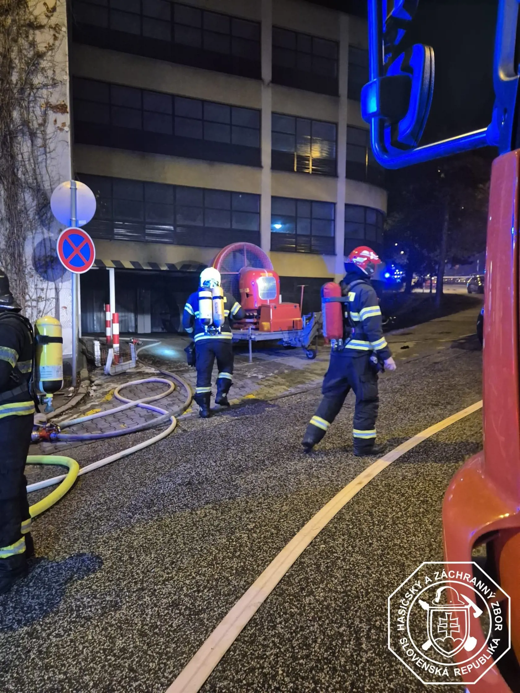 V stredu 5. marca bol krátko pred 20.30 hod. ohlásený požiar osobného motorového vozidla v päťposchodovom garážovom dome na Beniakovej ulici v Bratislave (mestská časť Karlova Ves).