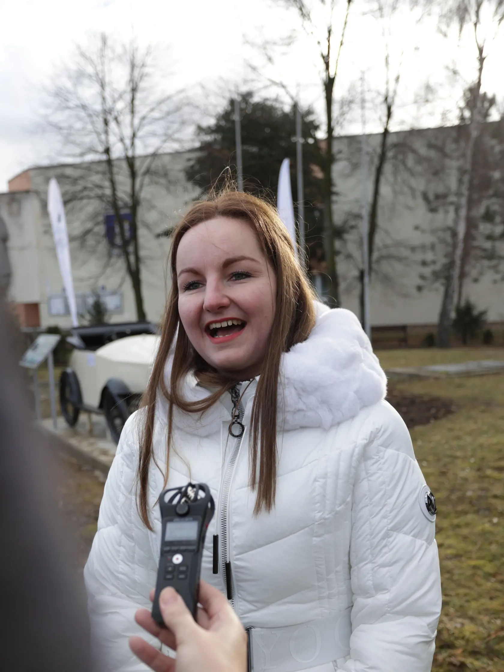 Ako pripomienka tohto technologického počinu vznikol v roku 2023 model auta, ktorého autorkou je sympatická umelecká kováčka Andrea Kosecová (30) z dedinky Hajnáčka (okr. Rimavská Sobota).