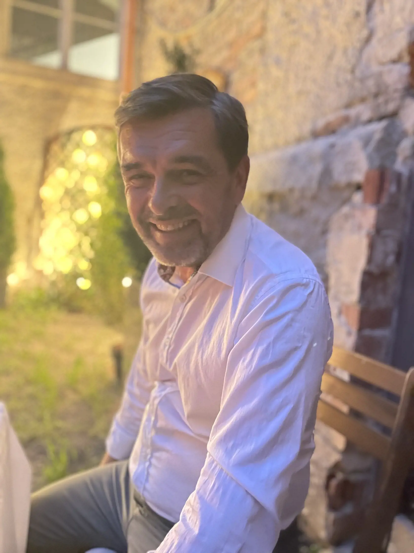 Herec Peter Kočiš nahodil bielu košeľu a sivé nohavice.