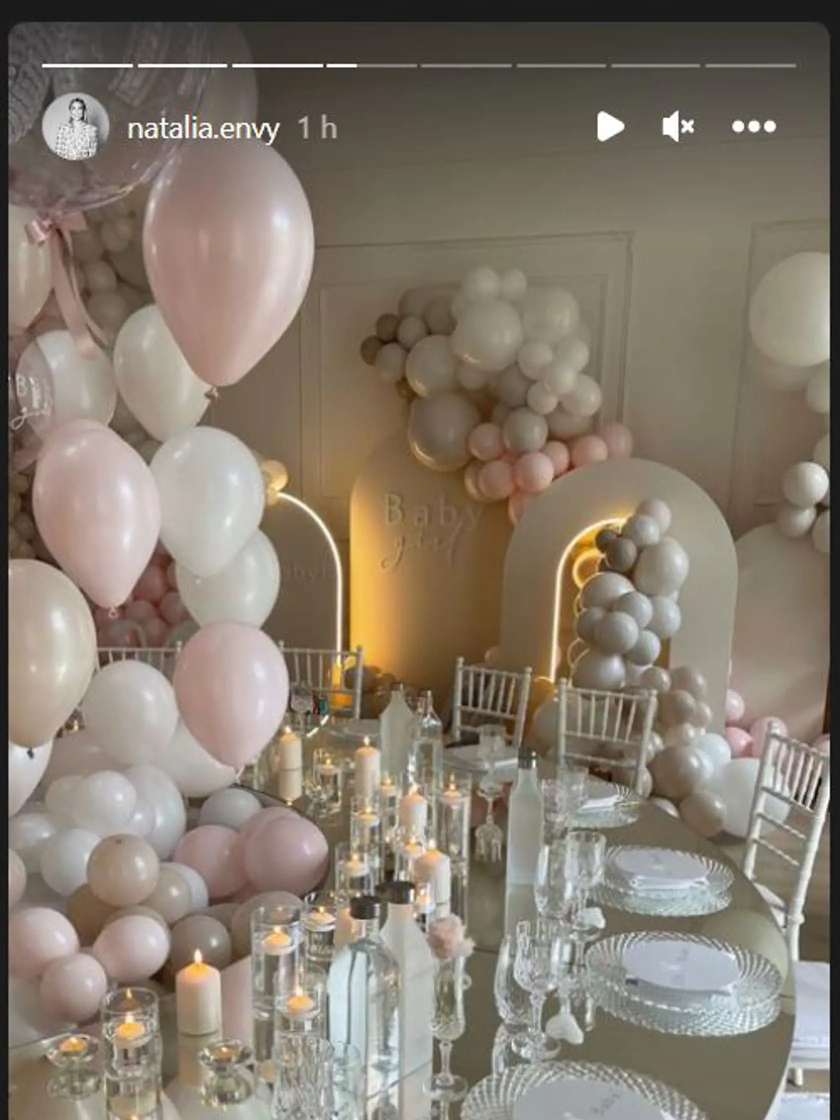Takto to vyzeralo na baby shower oslave Dominiky Cibulkovej. Výzdoba a stolovanie boli prepracované do najmenšieho detailu.