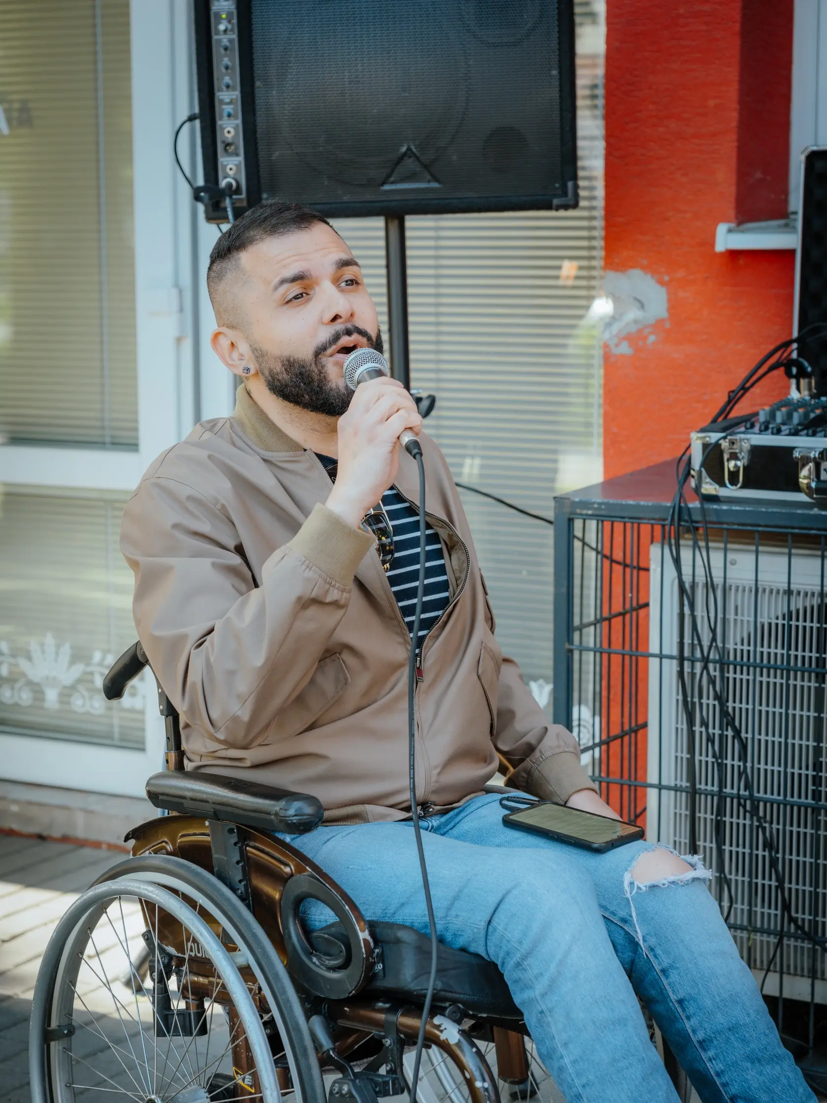 Spevák Richard Ricco Šarközi na otvorení Božkinho salónu. 