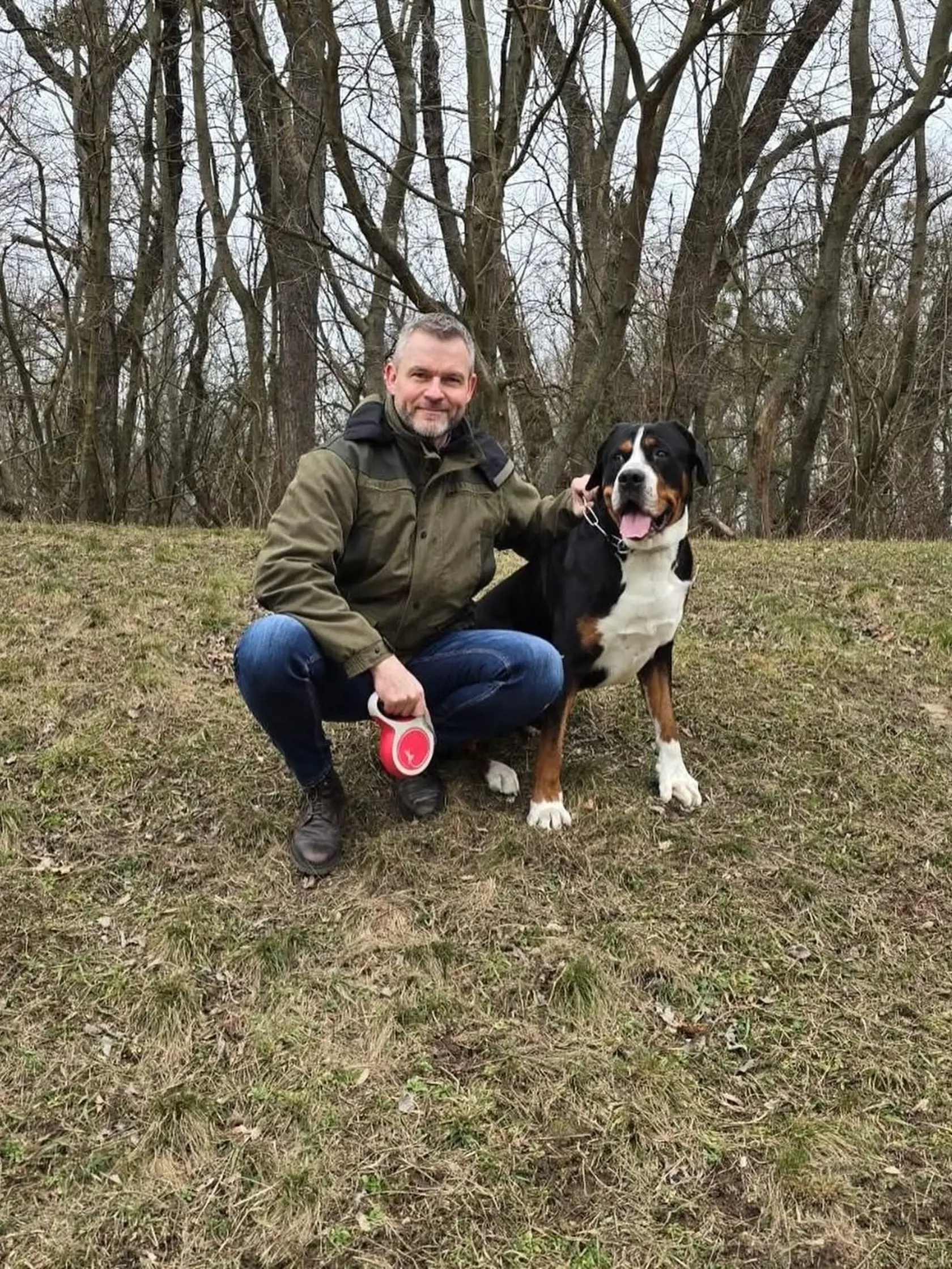 „Ani si človek neuvedomuje, ako rýchlo beží čas. Toto úžasné stvorenie malo v stredu už tri roky. Najlepším darčekom pre oboch je dlhá prechádzka v našej krásnej slovenskej prírode,“  napísal pred pár týždňami prezident. 