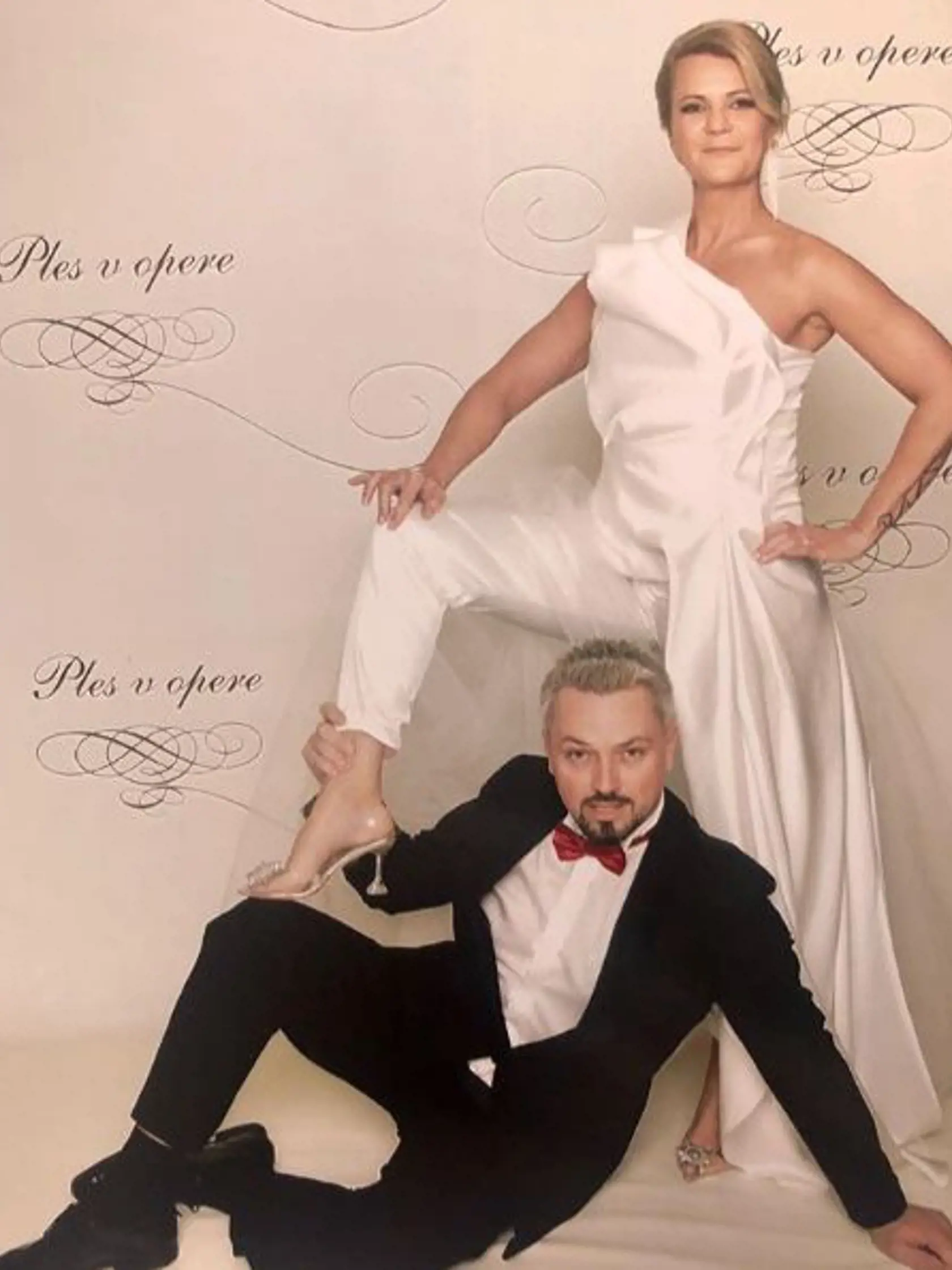 ...no to nebolo všetko. Dáma si obliekla na ples nohavice.