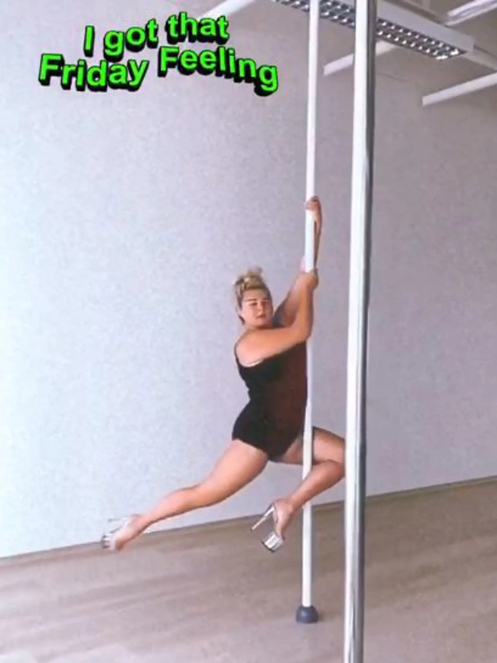 Evelyn pokročila ďalej. Na hodinách tanca pri tyči si obula štekle ako zo striptízového baru.