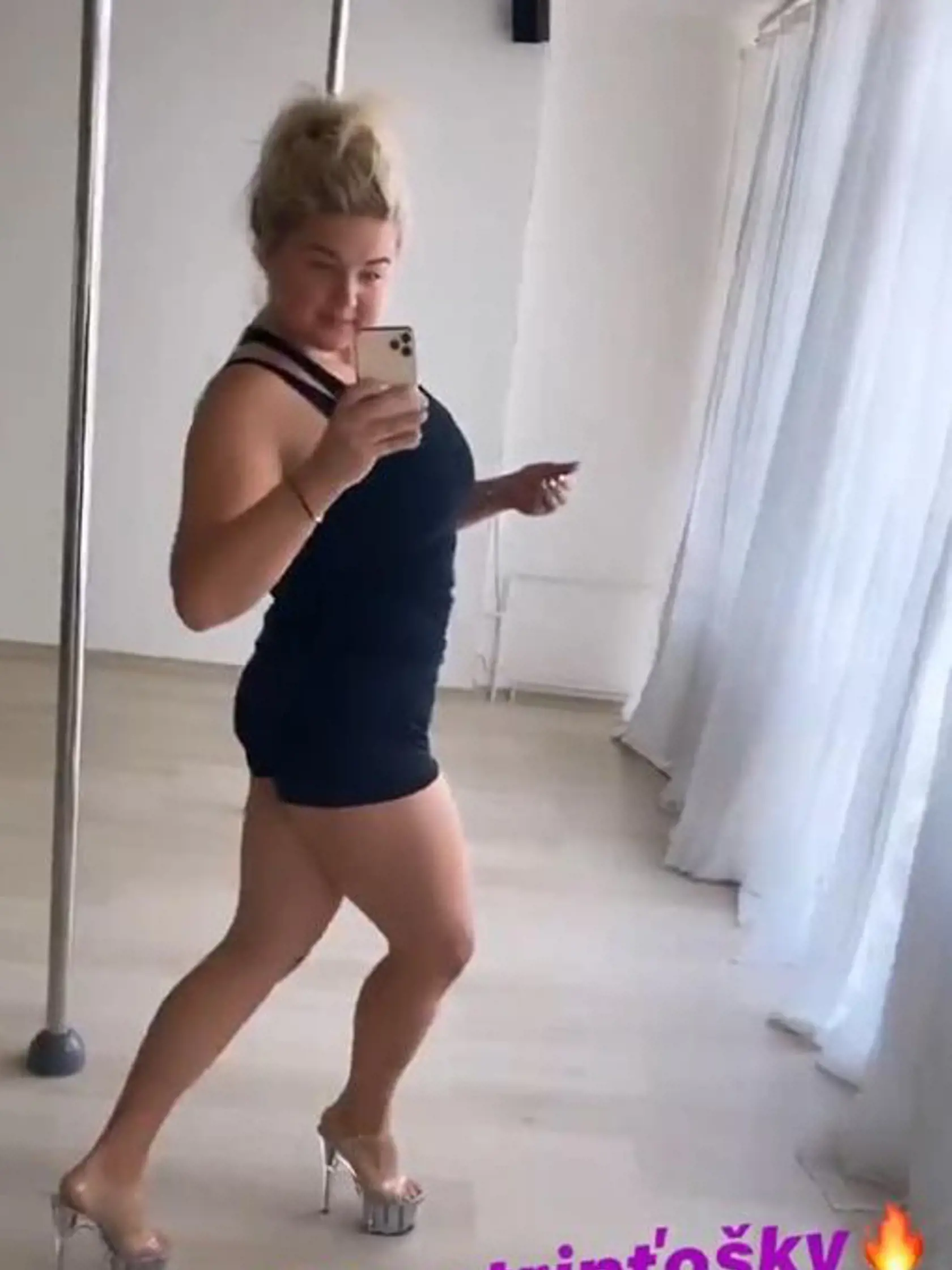 Evelyn pokročila ďalej. Na hodinách tanca pri tyči si obula štekle ako zo striptízového baru.