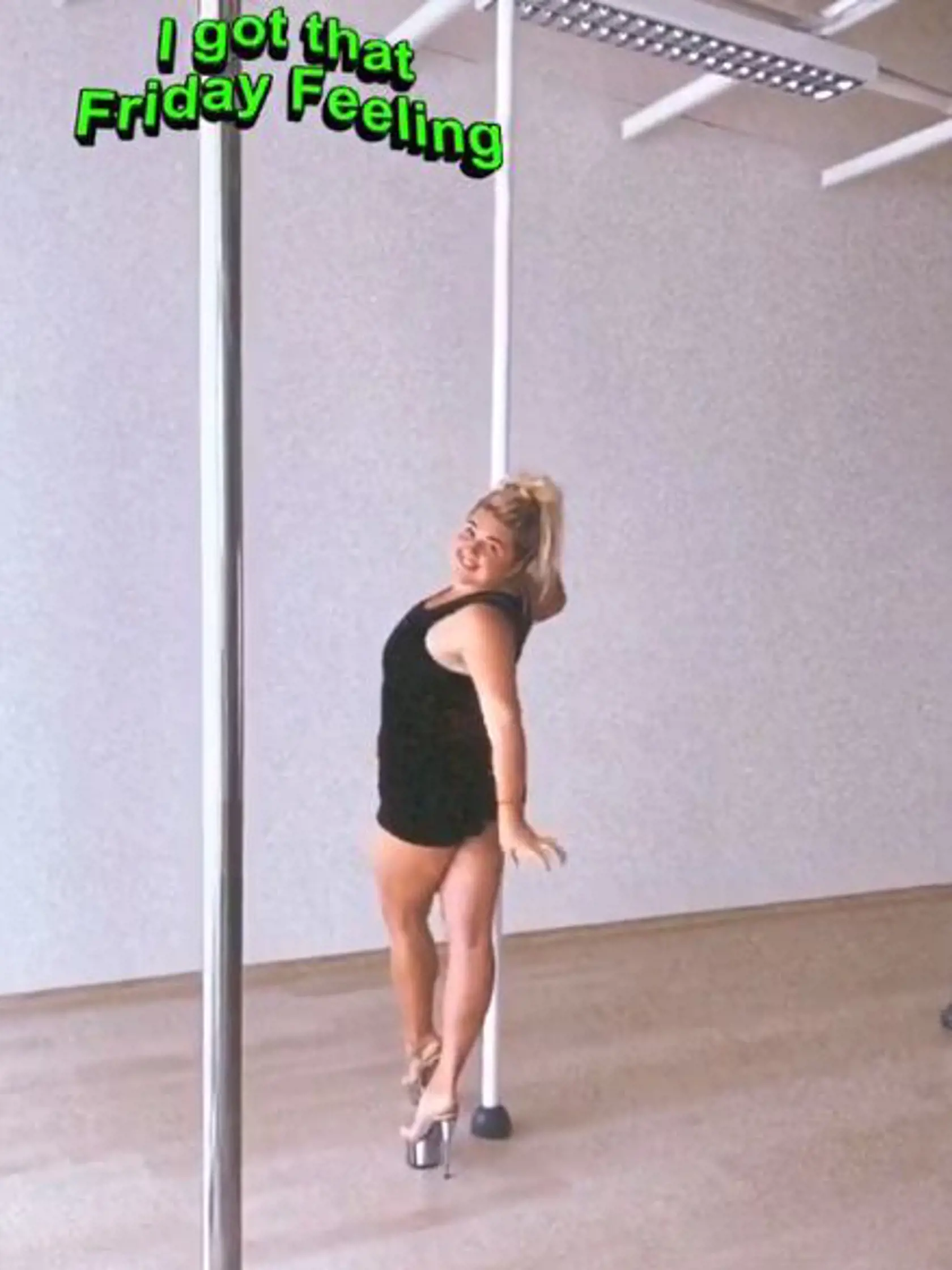 Evelyn pokročila ďalej. Na hodinách tanca pri tyči si obula štekle ako zo striptízového baru.
