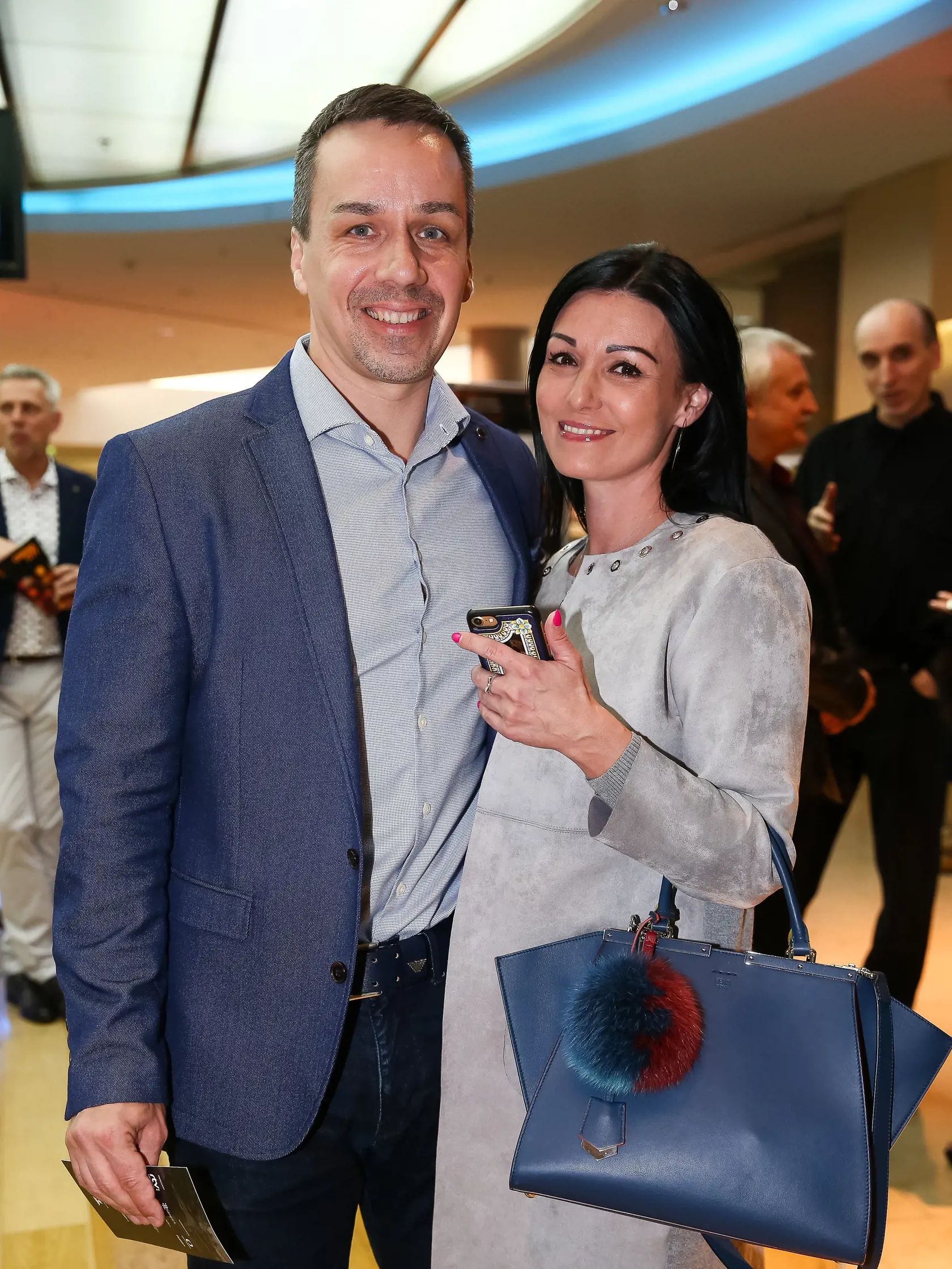 Divácka premiéra hraného filmu Dubček za účasti známych osobností po ktorom následoval raut v neďalekom hoteli. Na snímke Erik Tomáš s manželkou Heňou.