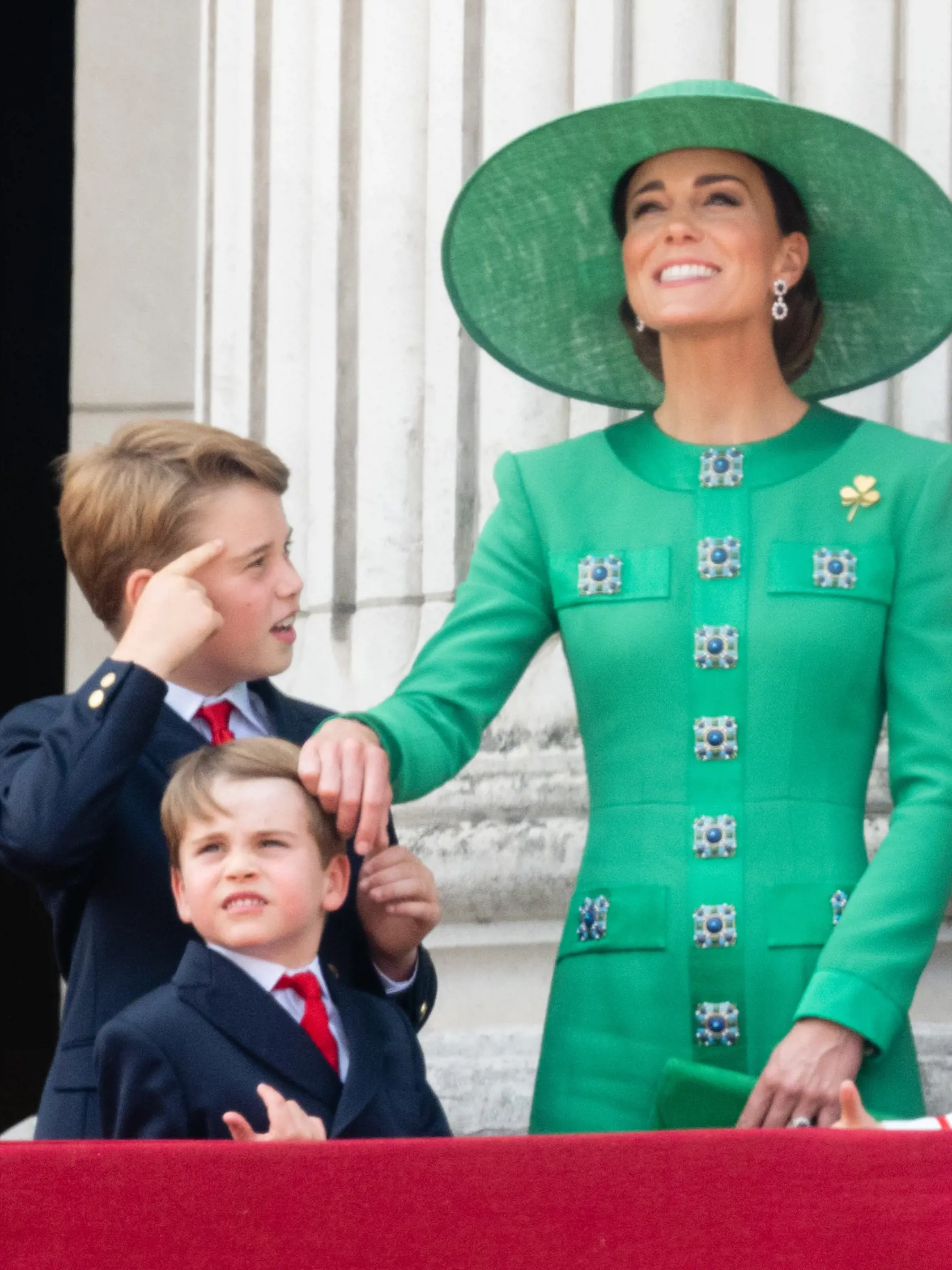 Princezná Kate sa predviedla v nádherných zelených šatách a svoj vzhľad doplnila klobúkom a diamantovými náušnicami, ktoré patrili princeznej Diane.