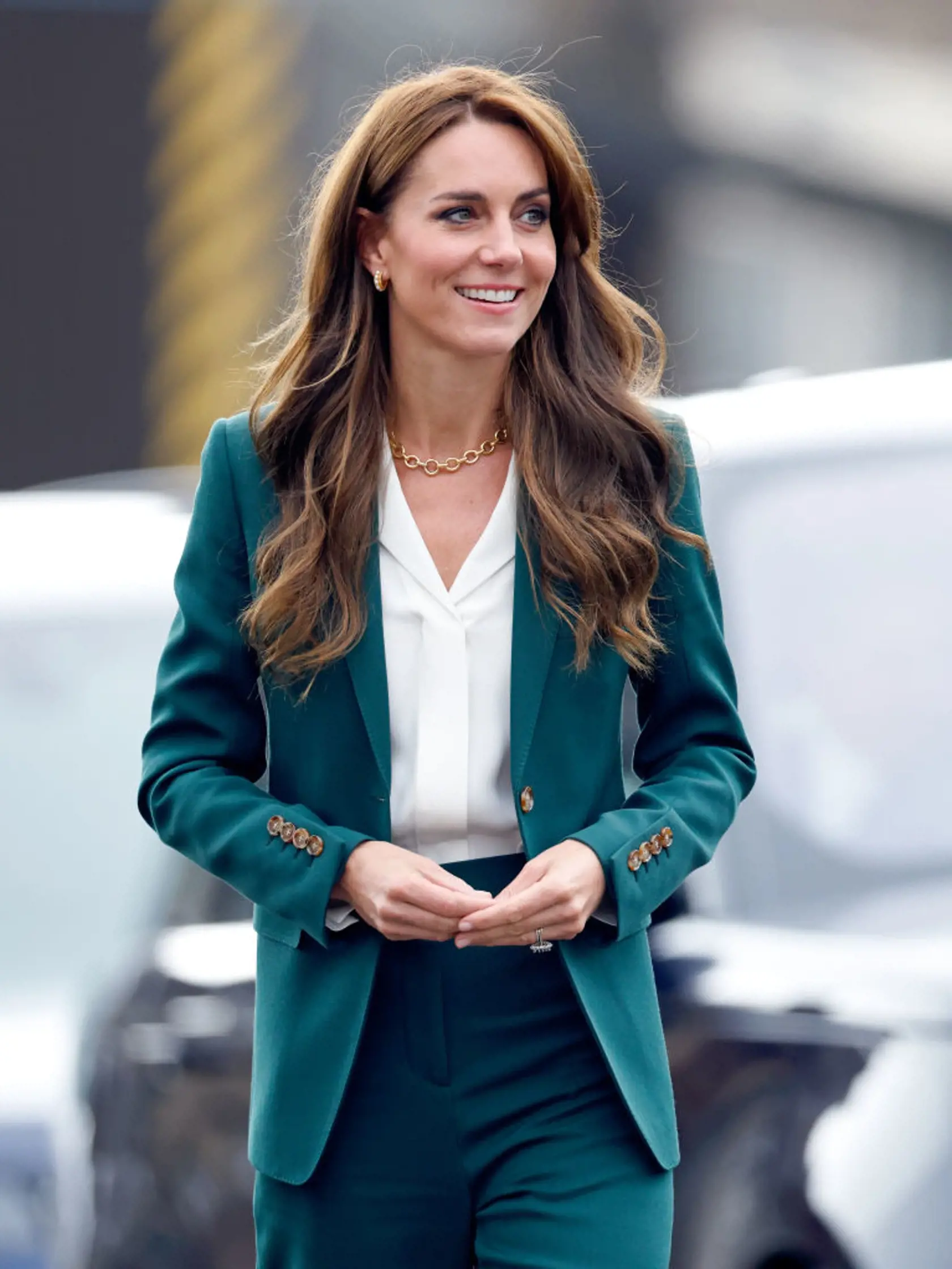 Princezná Kate aktuálne nosí dlhšie vlasy pod ramená, ktoré má jemne vlnité s predĺženou ofinou, ktorá jej lemuje tvár. Ide o takzvaný motýlí strih. Cestičku si predtým zvykla česať na stranu, teraz ju má na stred. Vlasy má nepatrne zosvetlené technikou balayge. Podľa odborníkov má vlasy predĺžené, aby vyzerali hustejšie.