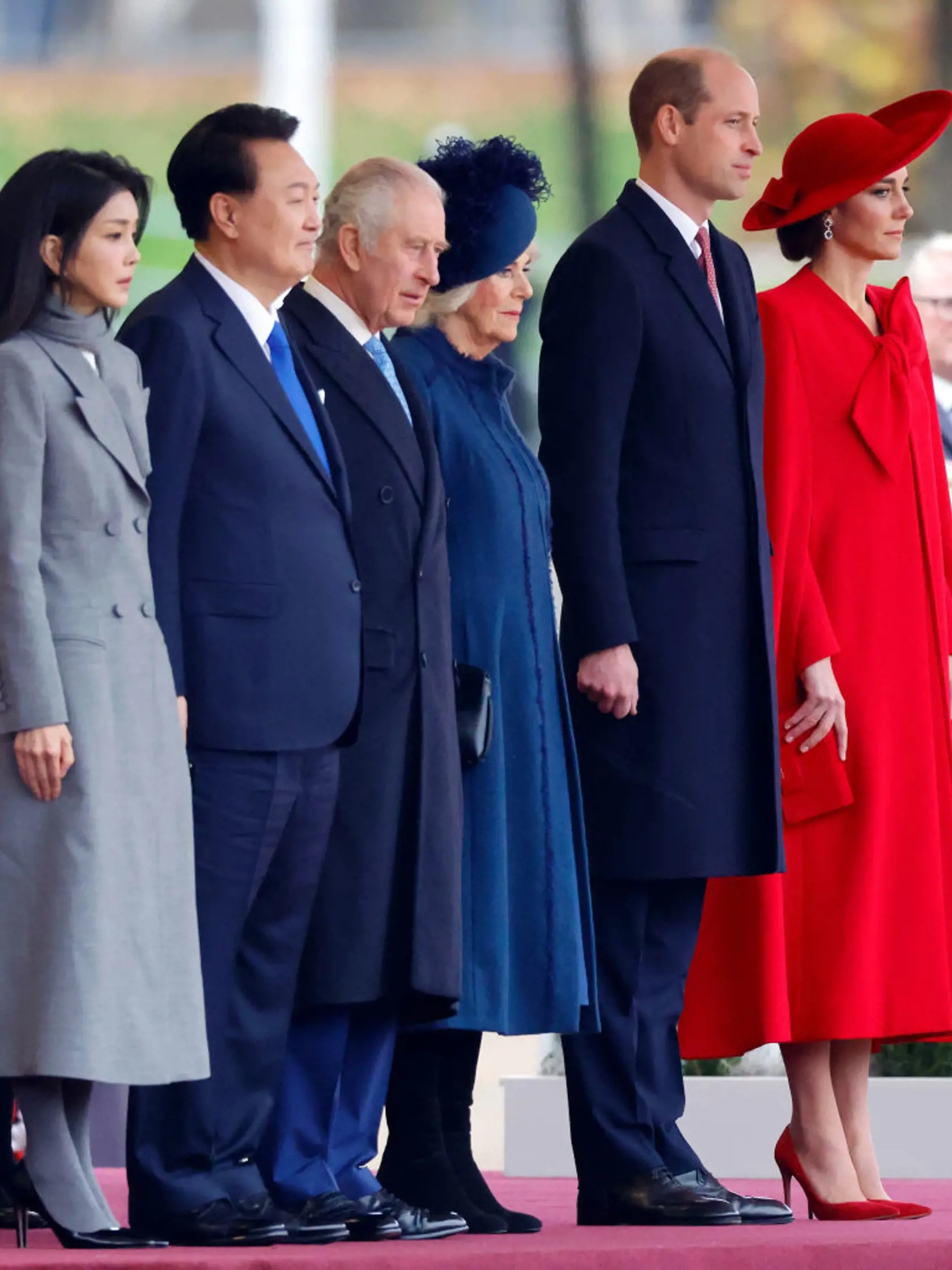 Juhokórejský prezident Jun Sok-jol s manželkou Kim Keon Hee navštívili Britániu. Slávnostne ich privítali kráľ Karol III.  so svojho manželkou kráľovnou Kamilou. Nechýbal ani dedič trónu princ William s manželkou Catherine.