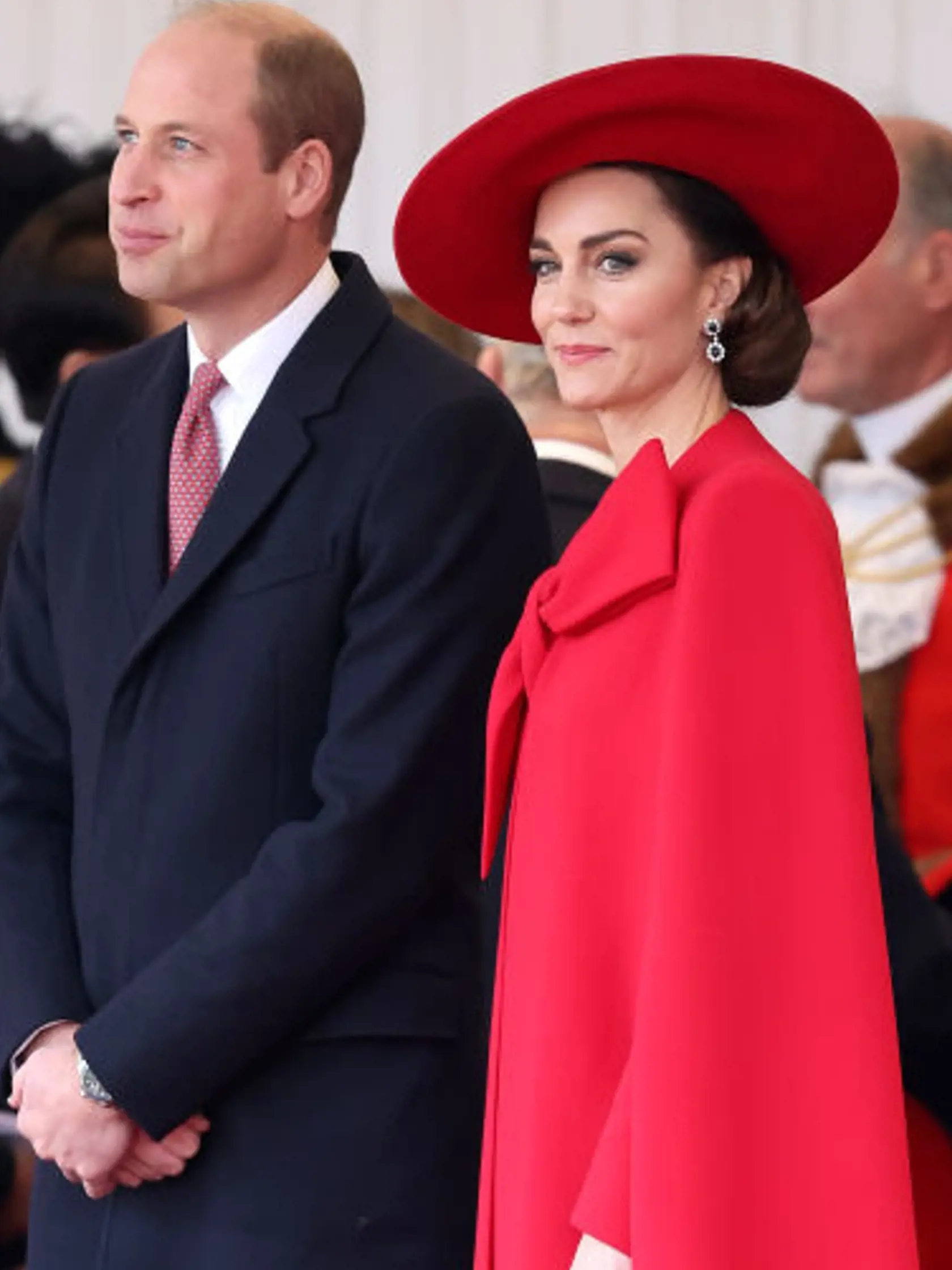 Princezná z Walesu Kate na seba strhla pozornosť, a to už na prvý pohľad farbou svojho monochromatického šarlátového outfitu. Ukázala aj nohy. Na snímke s manželom princom Williamom.
