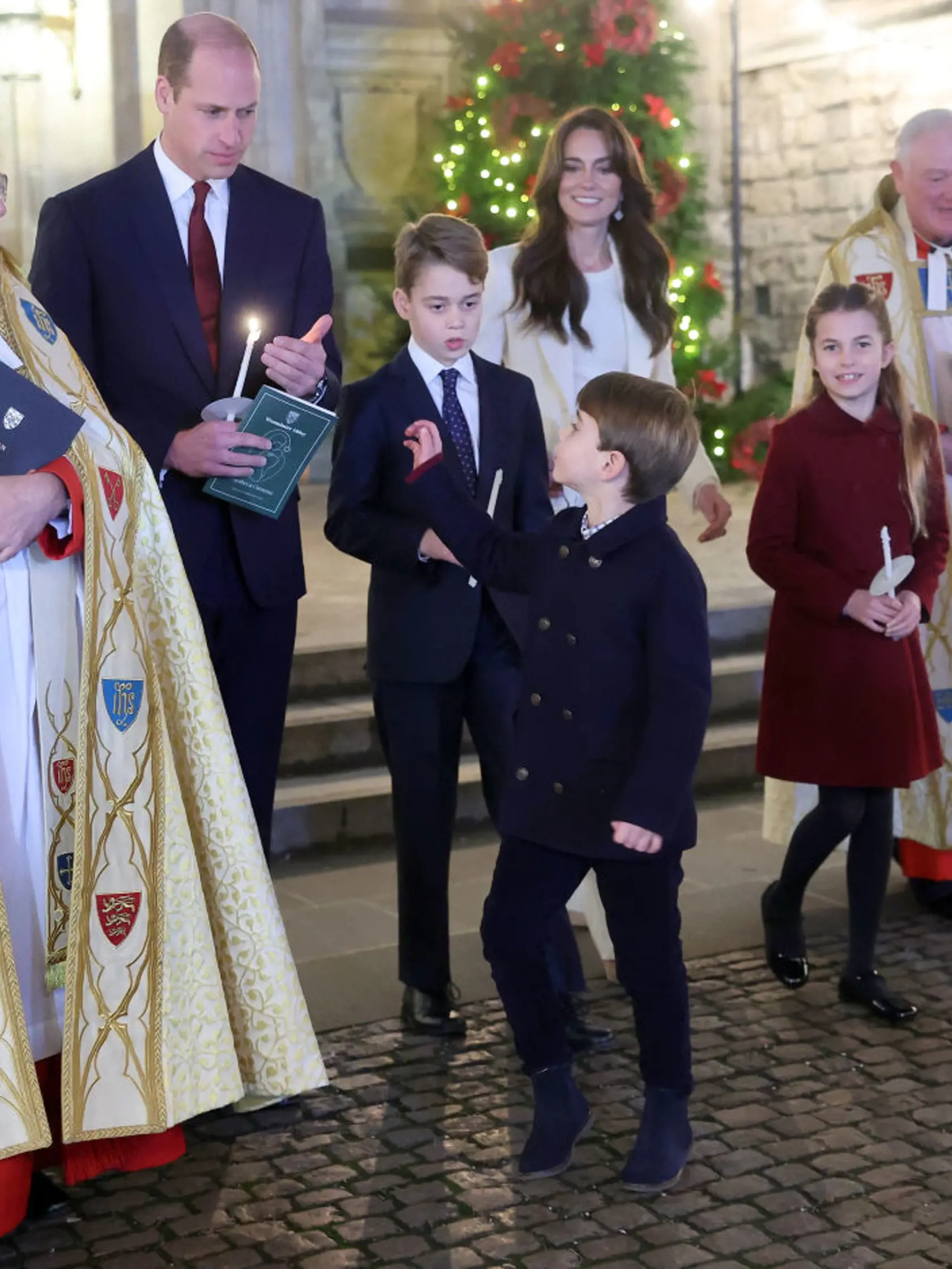 Koncert vianočných kolied vo Westminsterskom opátstve, ktorý organizuje princezná Kate. Nechýbal ani jej manžel, princ William, synovia, princovia George a Louis a dcéra princezná Charlotte.