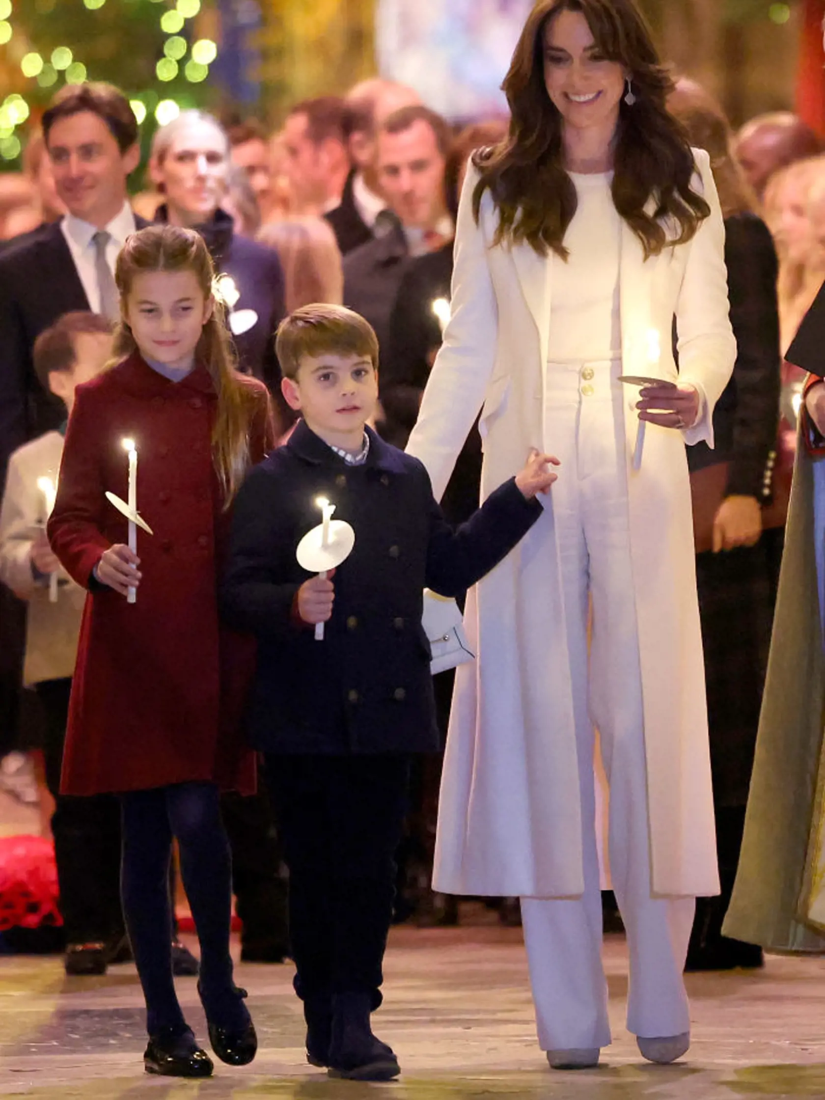 Koncert vianočných kolied vo Westminsterskom opátstve, ktorý organizuje princezná Kate. Nechýbal ani jej manžel, princ William, synovia, princovia George a Louis a dcéra princezná Charlotte.