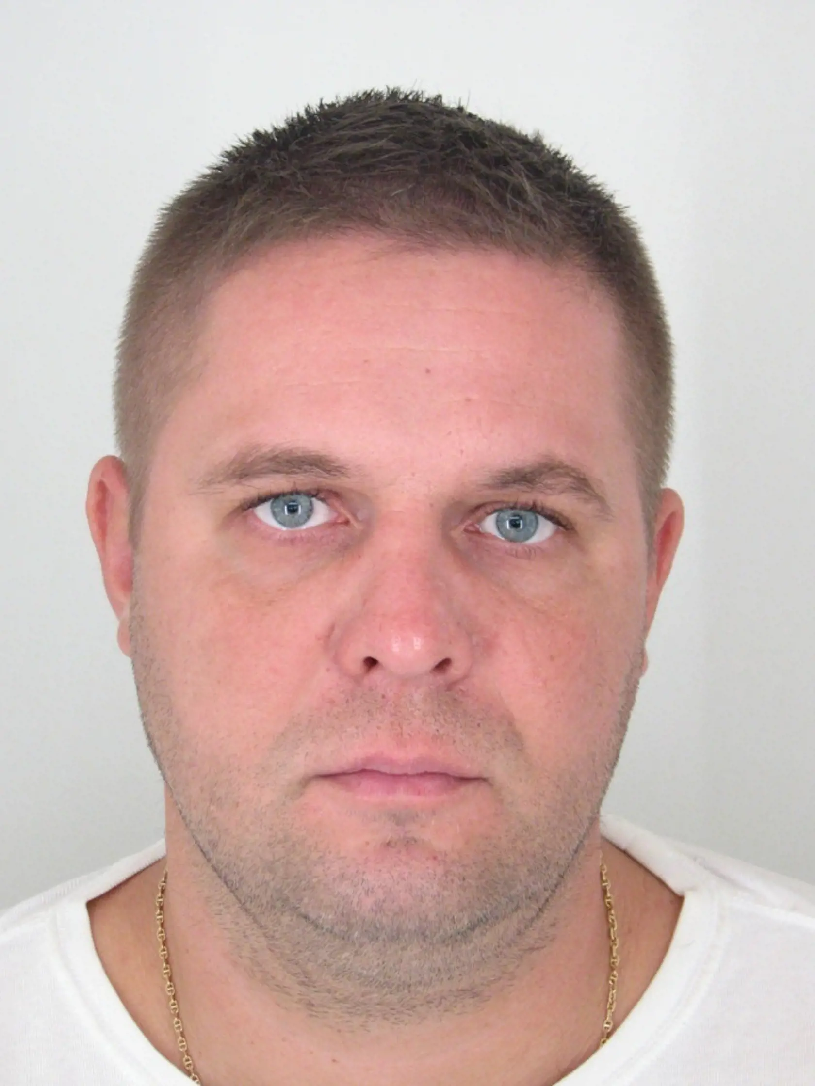 Po Nitranovi Antonovi Hudecovi pátra polícia od 22. októbra 2012, na úteku je už teda vyše desať rokov. Podľa webu nitraden.sk ide o výpalníka, ktorý bol členom organizovanej skupiny z rokov 2007 a 2008. Za mreže ho poslali na 12 rokov. Je na neho vydaný európsky aj medzinárodný zatýkací rozkaz.