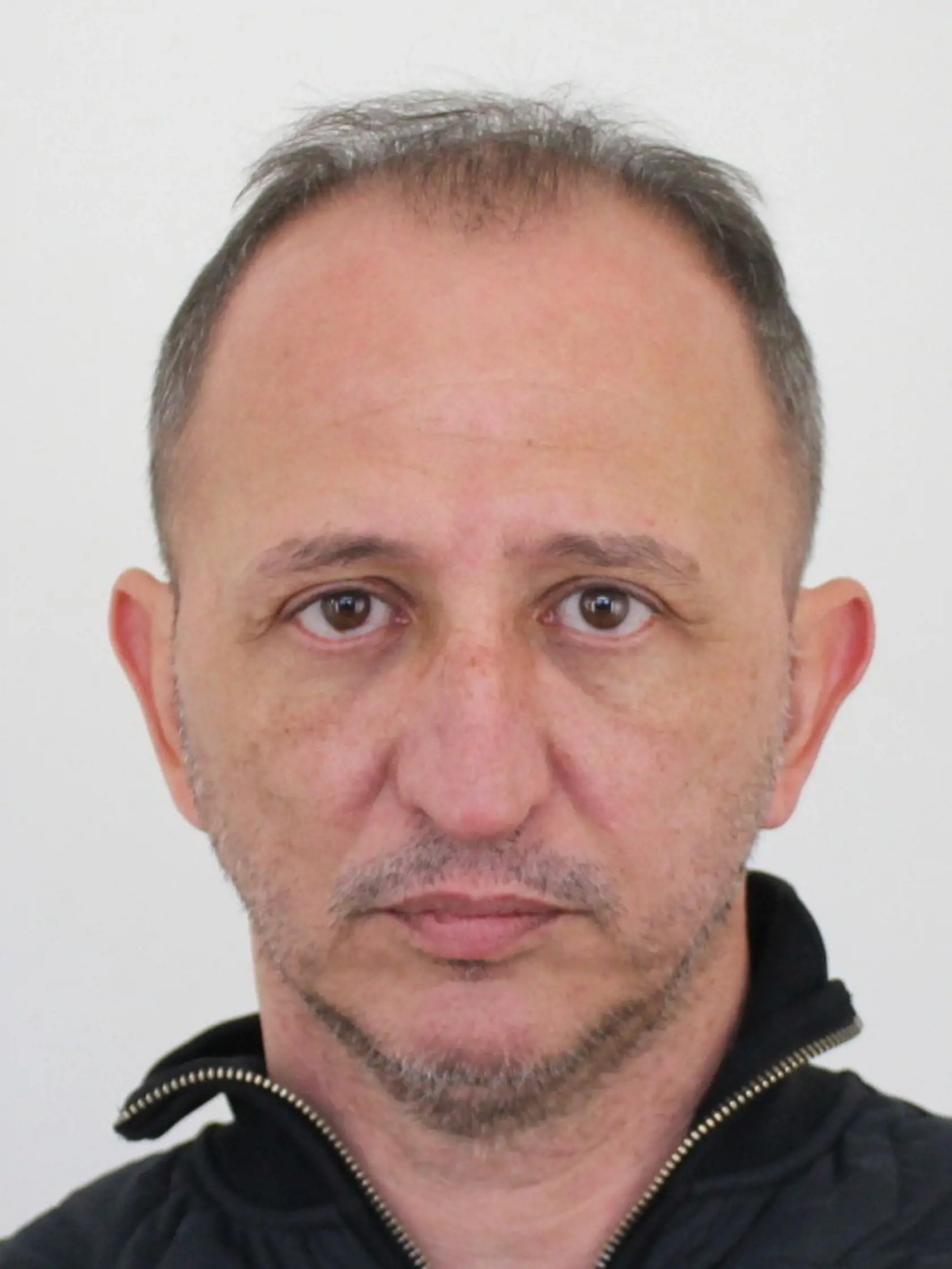 Policajného funkcionára Borisa Drevenáka podozrievali zo spolupráce s mafiou aj kolegovia policajti. Na jeho konto pripisovali neúspech pri opakovaných záťahoch na Ľudovíta Sátora, bosa slovenskej najšialenejšej zločineckej skupiny.