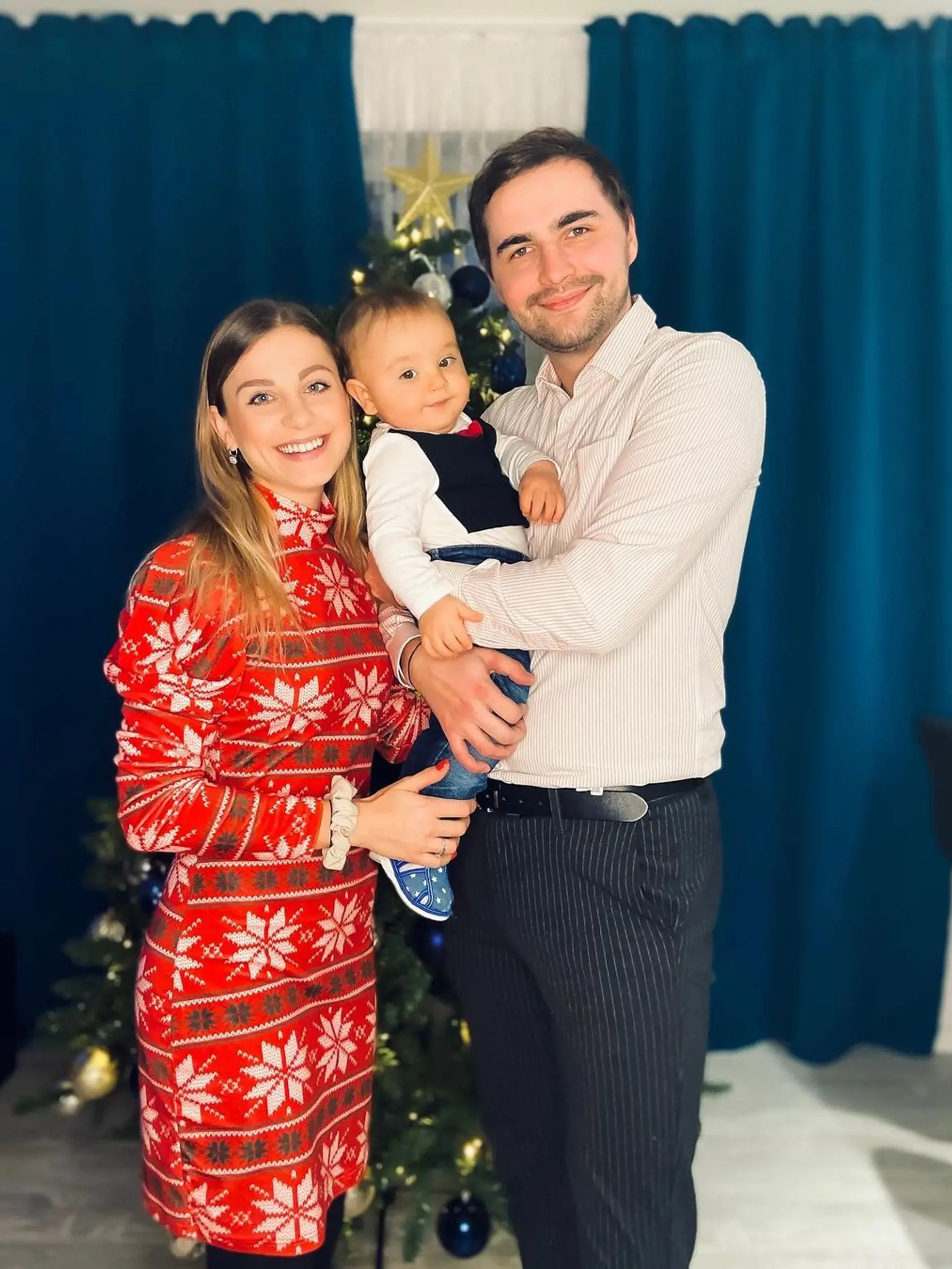 Dominika Jurena Stará so synčekom a manželom pózujú pri stromčeku.