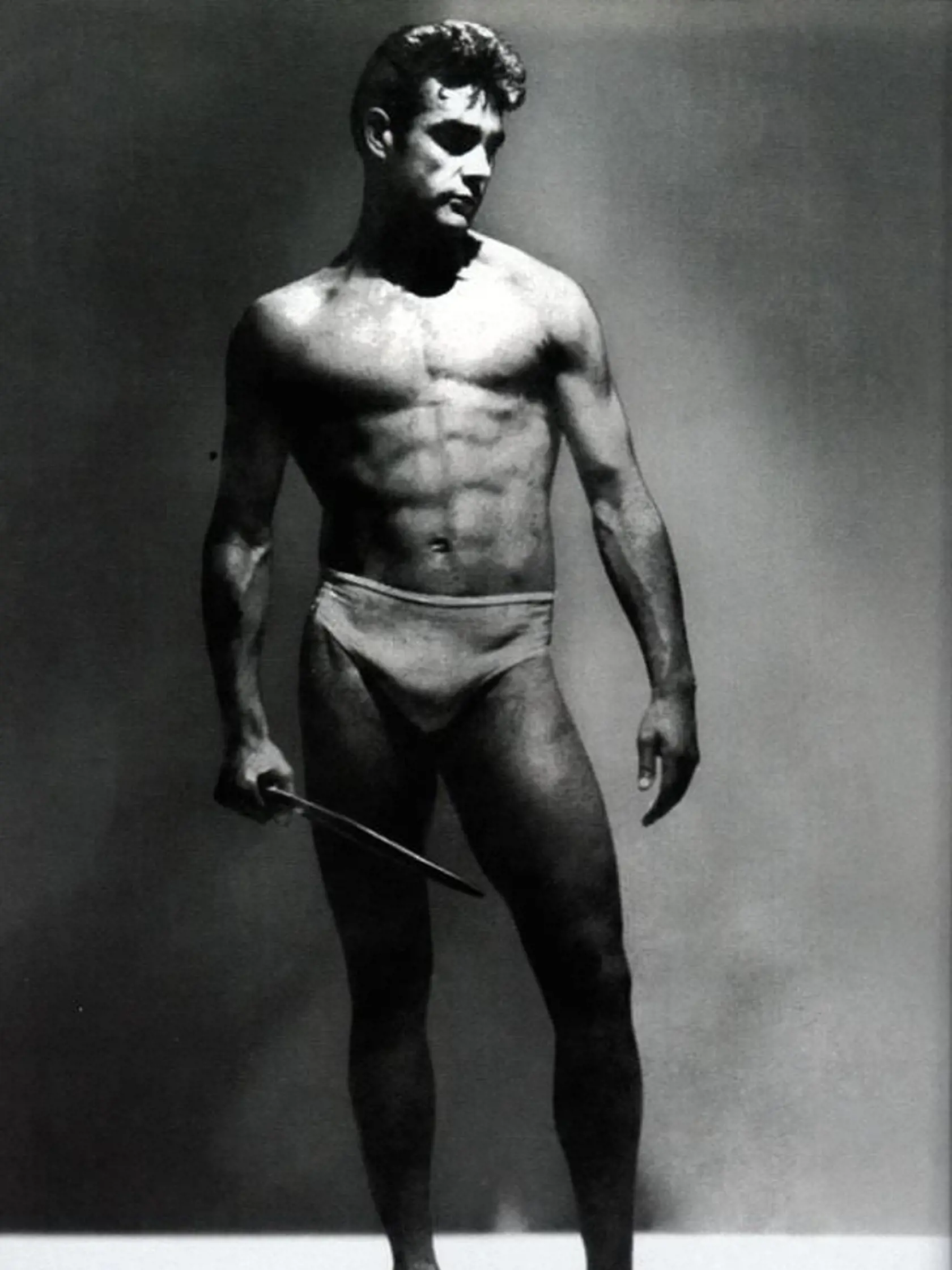 Posun v jeho živote nastal až v momente, keď sa zamiloval do body-buildingu, čo mu otvorilo dvere do sveta modelingu a reklám. V roku 1950 sa, ako 20-ročný dokonca umiestnil na 3. mieste v londýnskej súťaži Mr. Universe a po prvýkrát si vyskúšal aj herectvo.