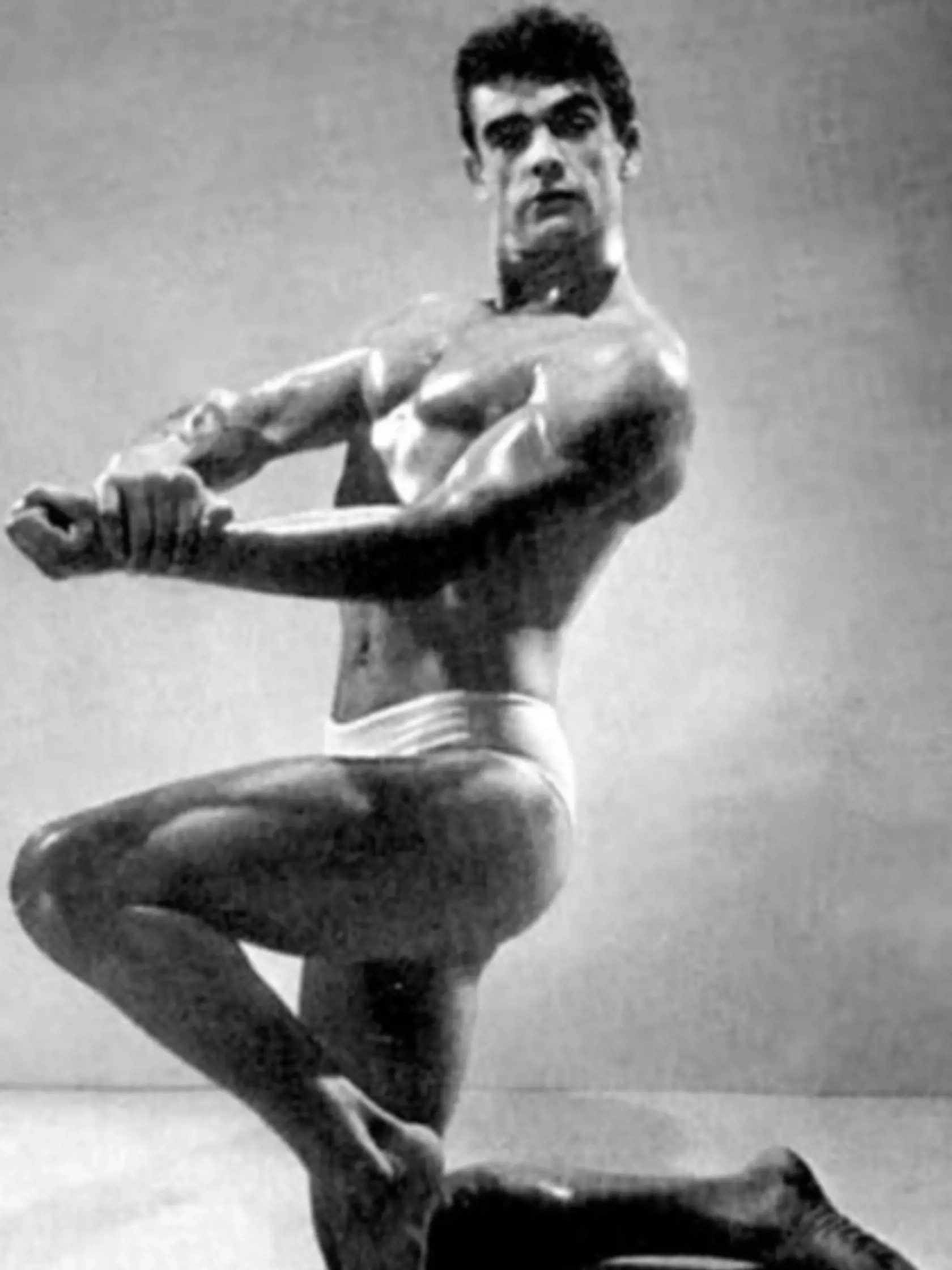 Posun v jeho živote nastal až v momente, keď sa zamiloval do body-buildingu, čo mu otvorilo dvere do sveta modelingu a reklám. V roku 1950 sa, ako 20-ročný dokonca umiestnil na 3. mieste v londýnskej súťaži Mr. Universe a po prvýkrát si vyskúšal aj herectvo.