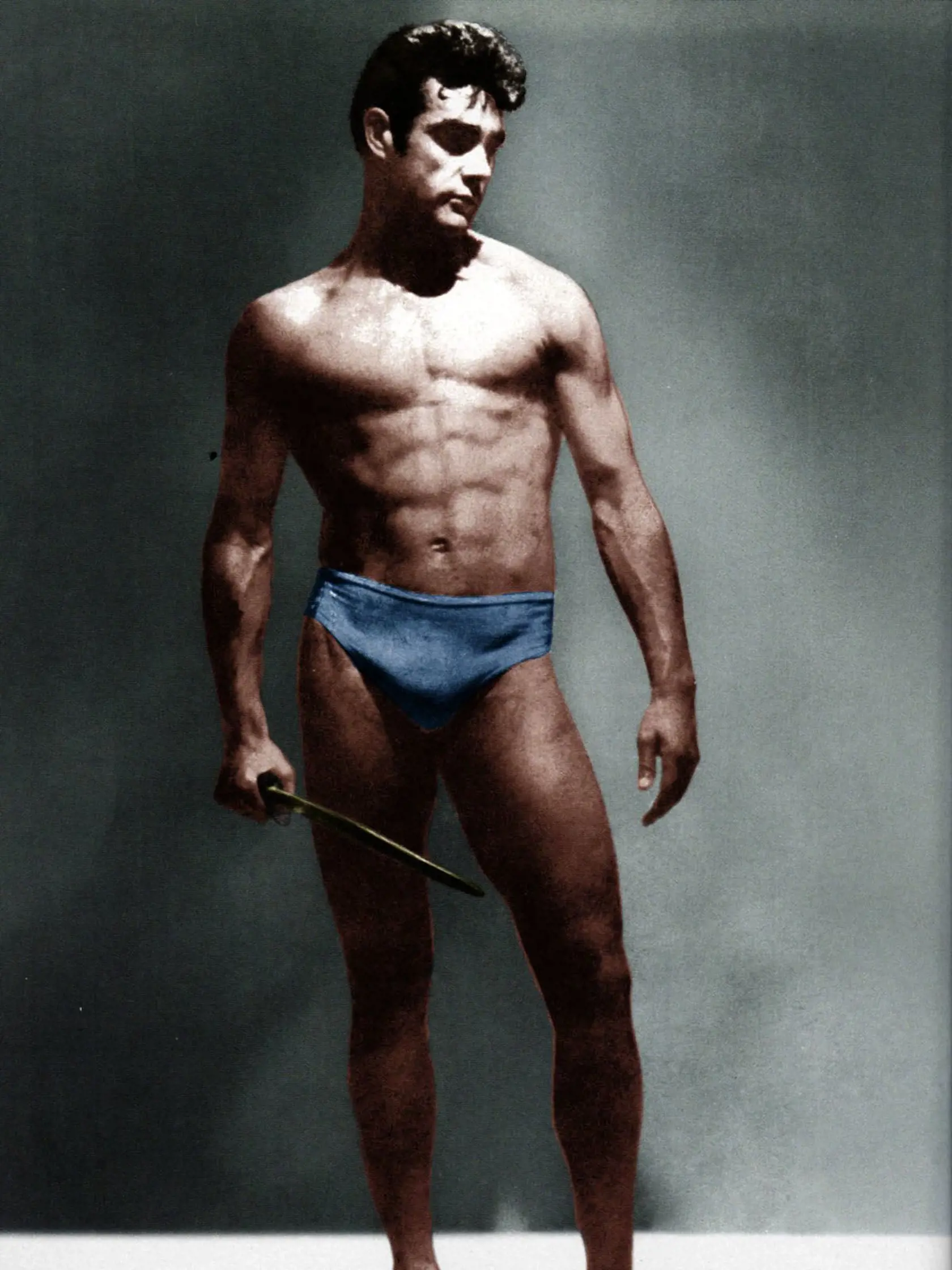 Posun v jeho živote nastal až v momente, keď sa zamiloval do body-buildingu, čo mu otvorilo dvere do sveta modelingu a reklám. V roku 1950 sa, ako 20-ročný dokonca umiestnil na 3. mieste v londýnskej súťaži Mr. Universe a po prvýkrát si vyskúšal aj herectvo.