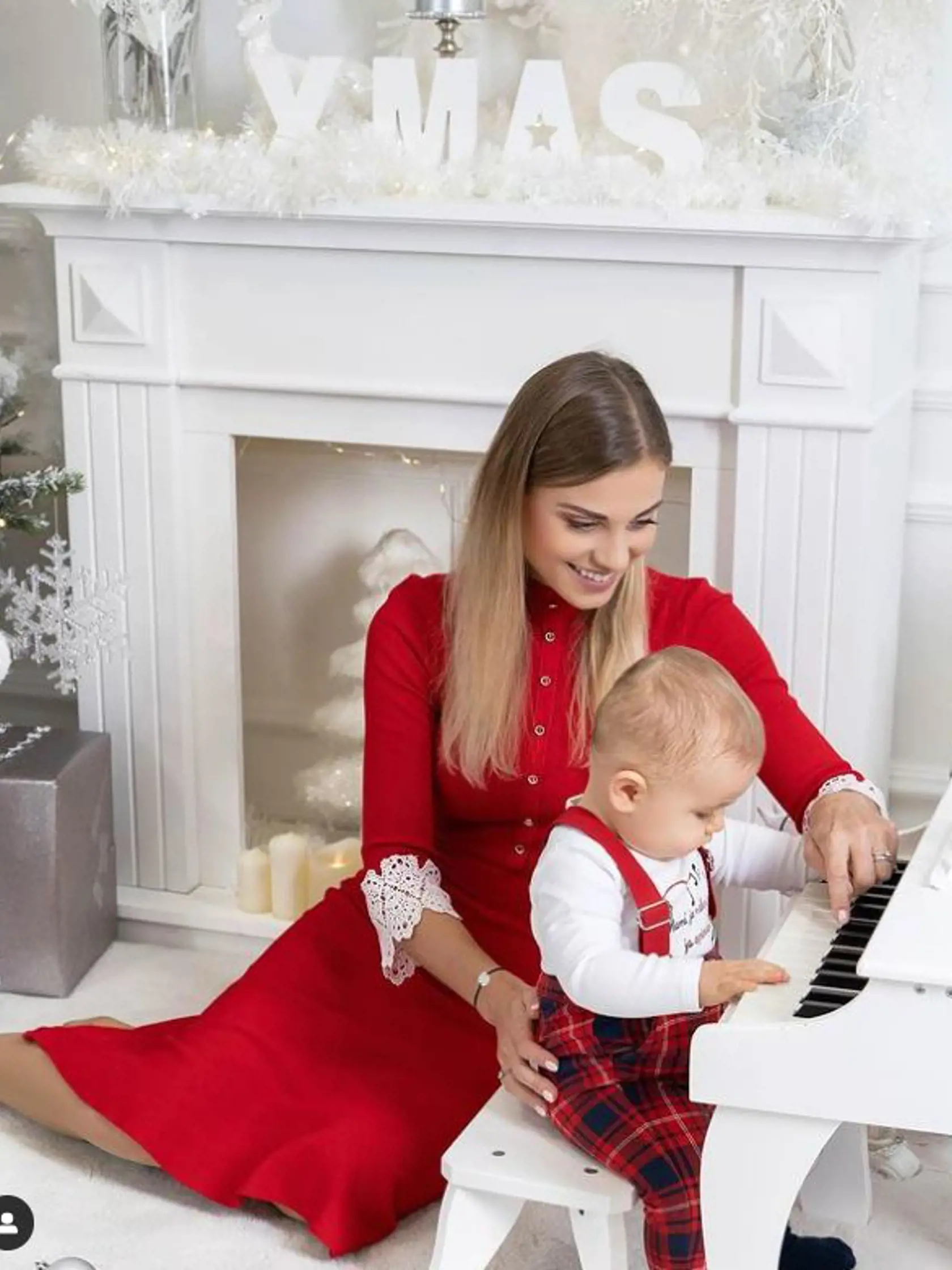 Dominika Stará Jurena so synom na vianočnom fotení.