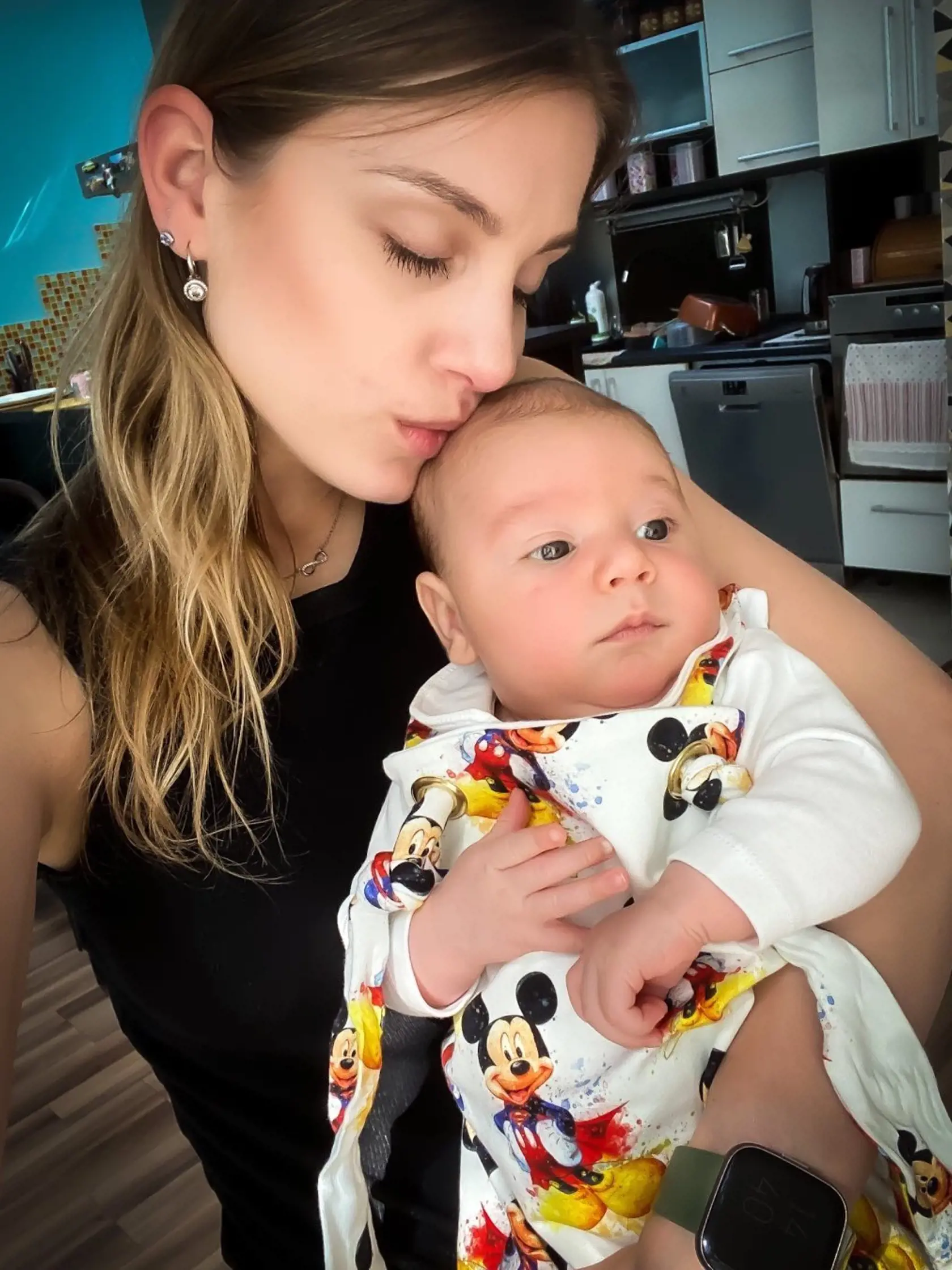Dominika miluje bábätkovskú vôňu svojho synčeka.