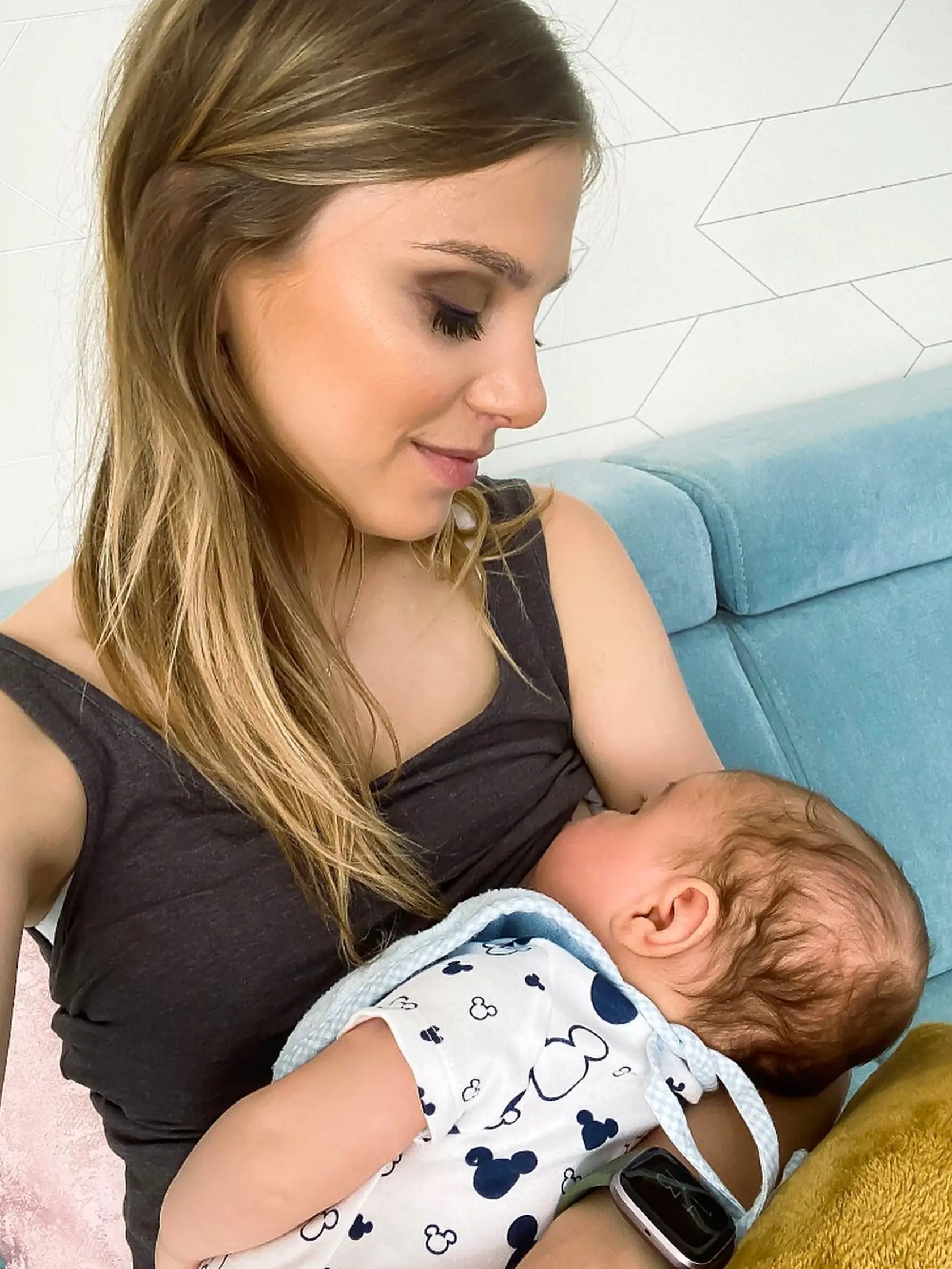 Dominika miluje bábätkovskú vôňu svojho synčeka.