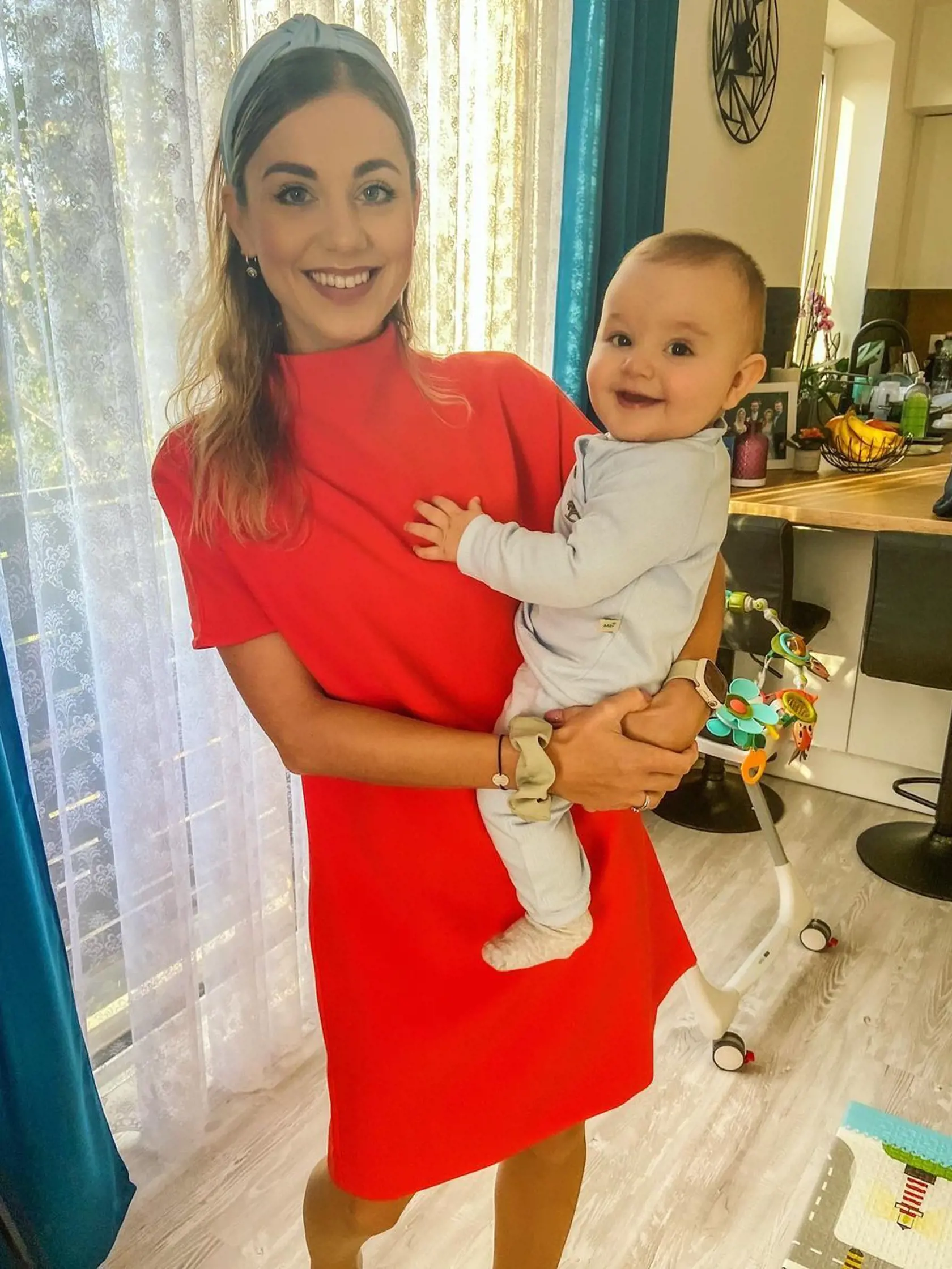 Dominika v červených šatách len tak žiari. A jej synček rastie ako z vody, je to usmievavé zlatíčko.